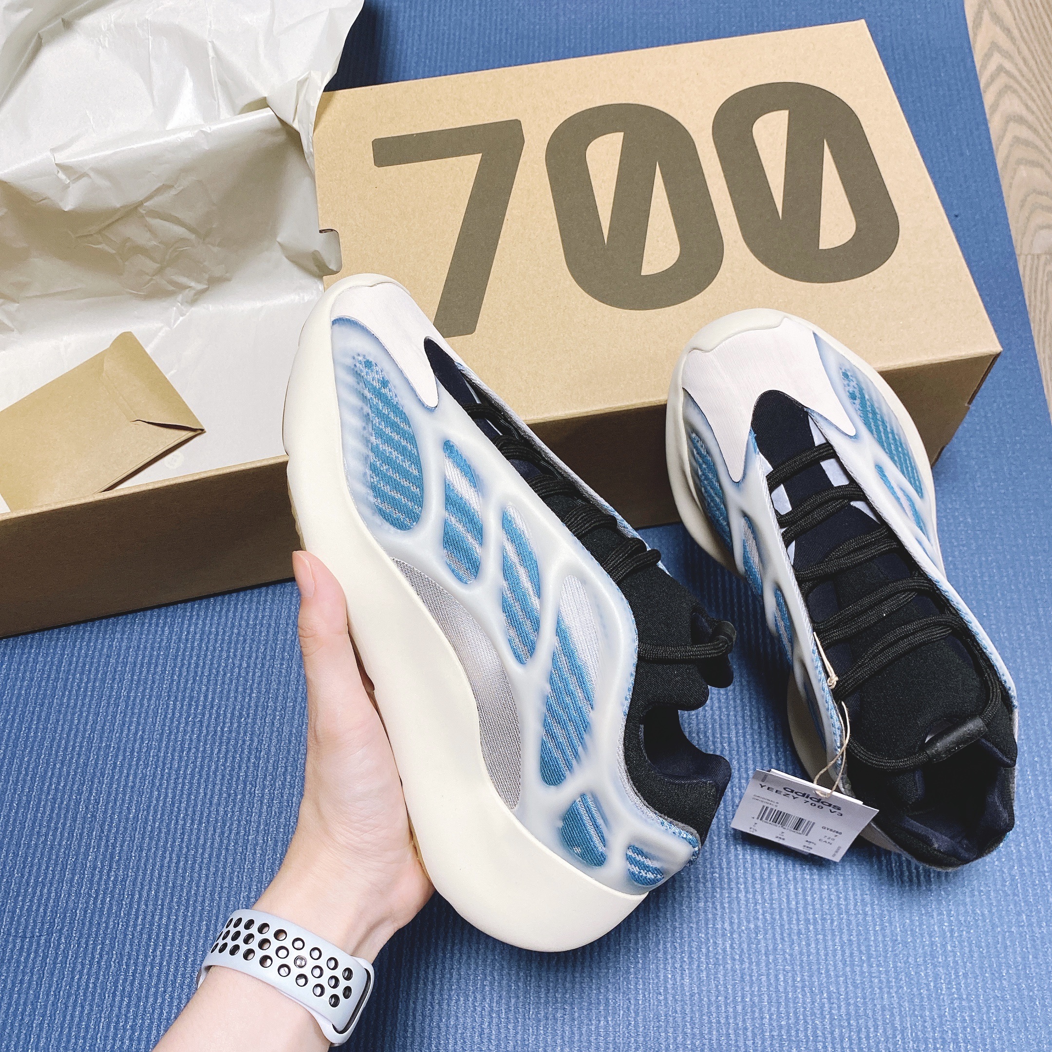 Adidas Yeezy 700 V3 Kyanite 착용 스타일