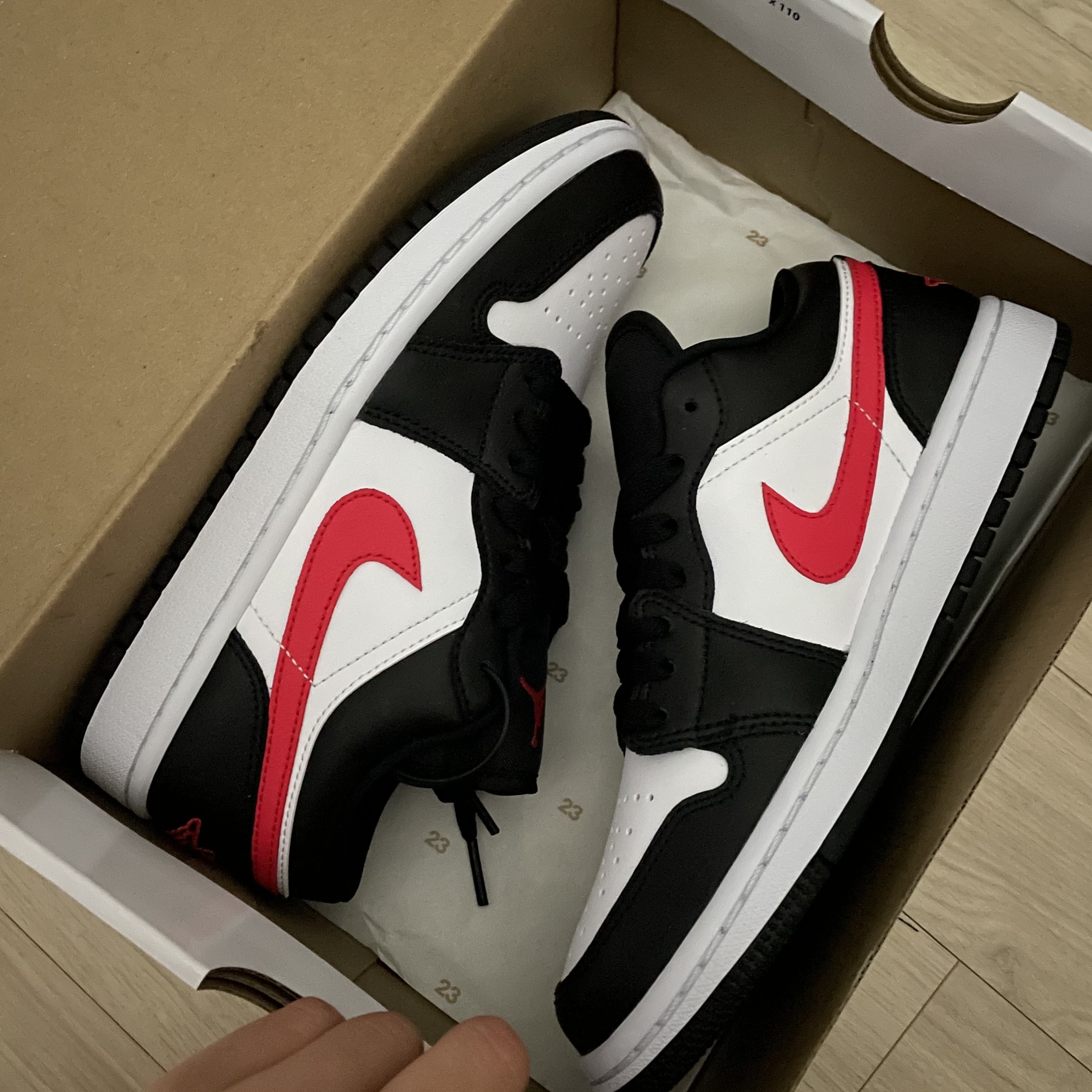 (W) Jordan 1 Low Black Siren Red 착용 스타일