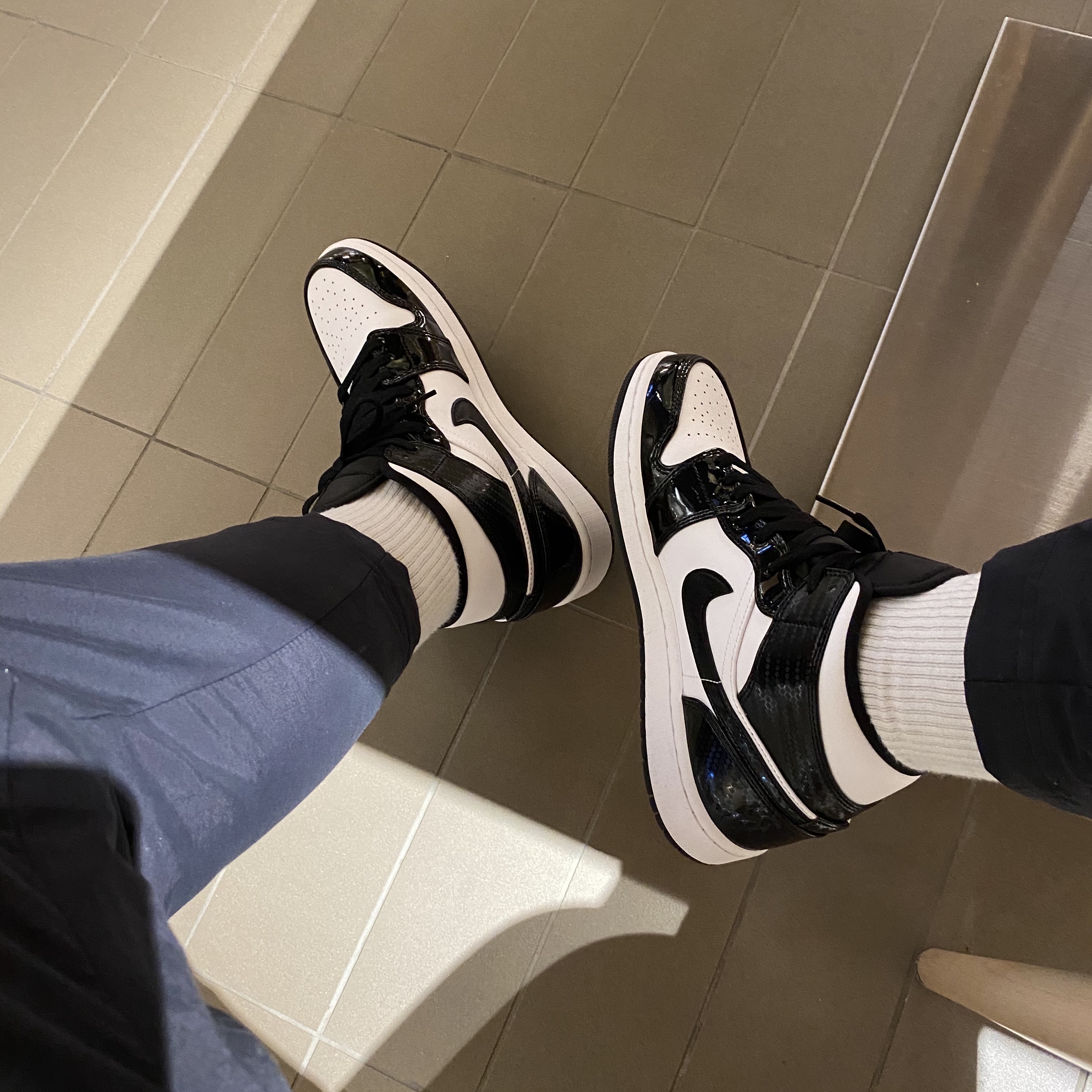 Jordan 1 Mid SE ASW Black, Jordan x Travis Scott Cargo Pants Black 착용 스타일
