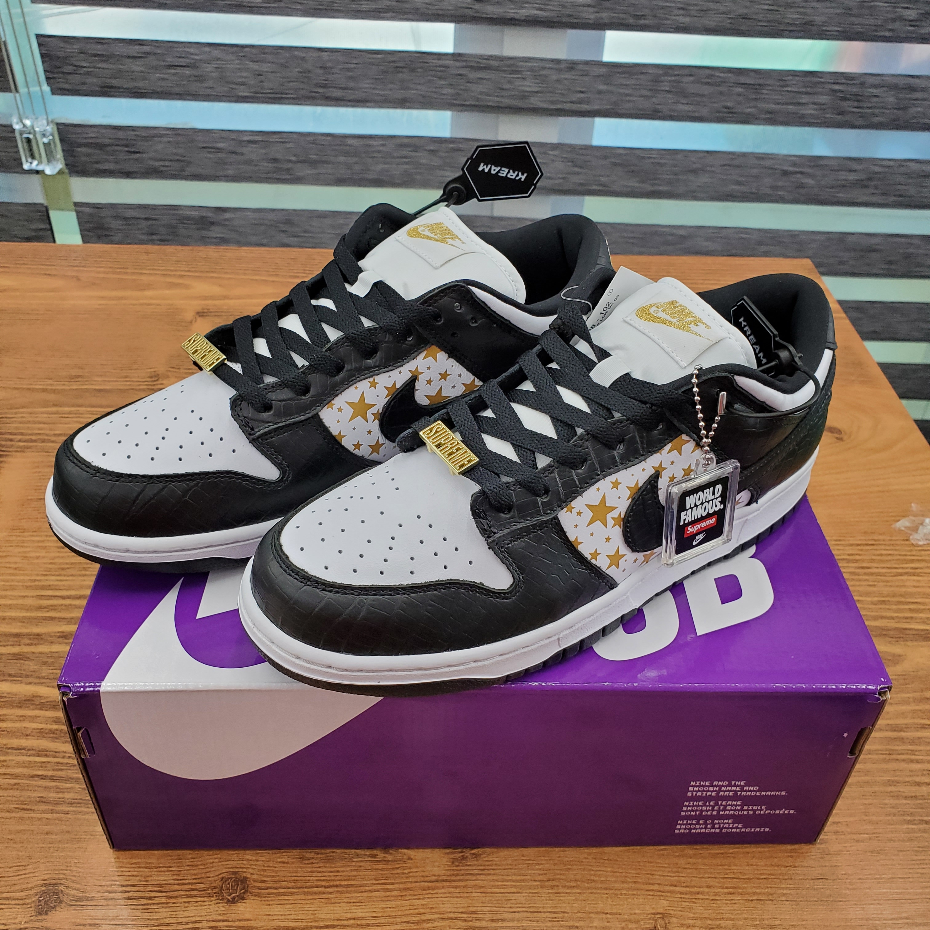 Nike x Supreme SB Dunk Low Black 착용 스타일 - 1