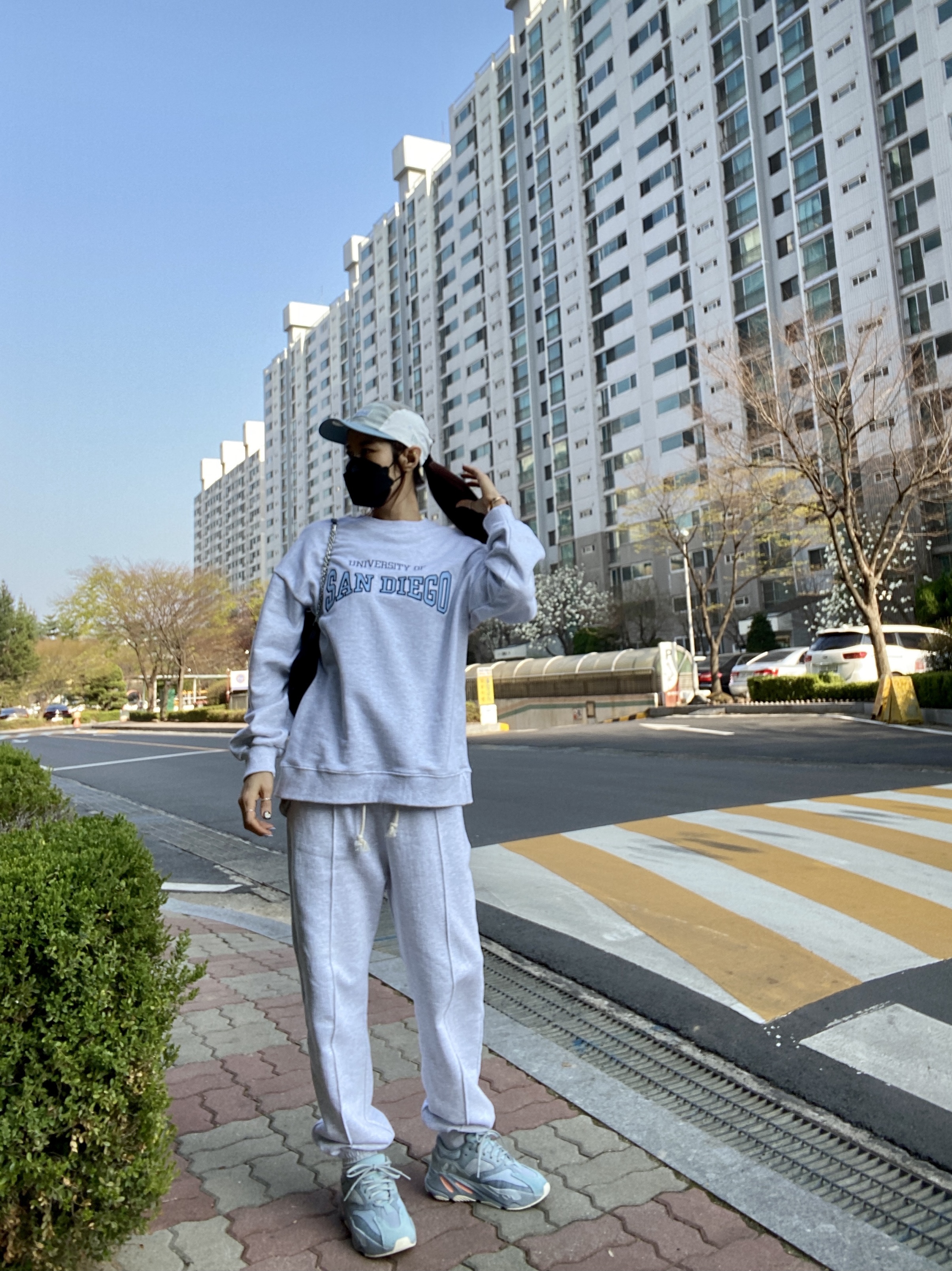 Adidas Yeezy Boost 700 Inertia 착용 스타일 - 2