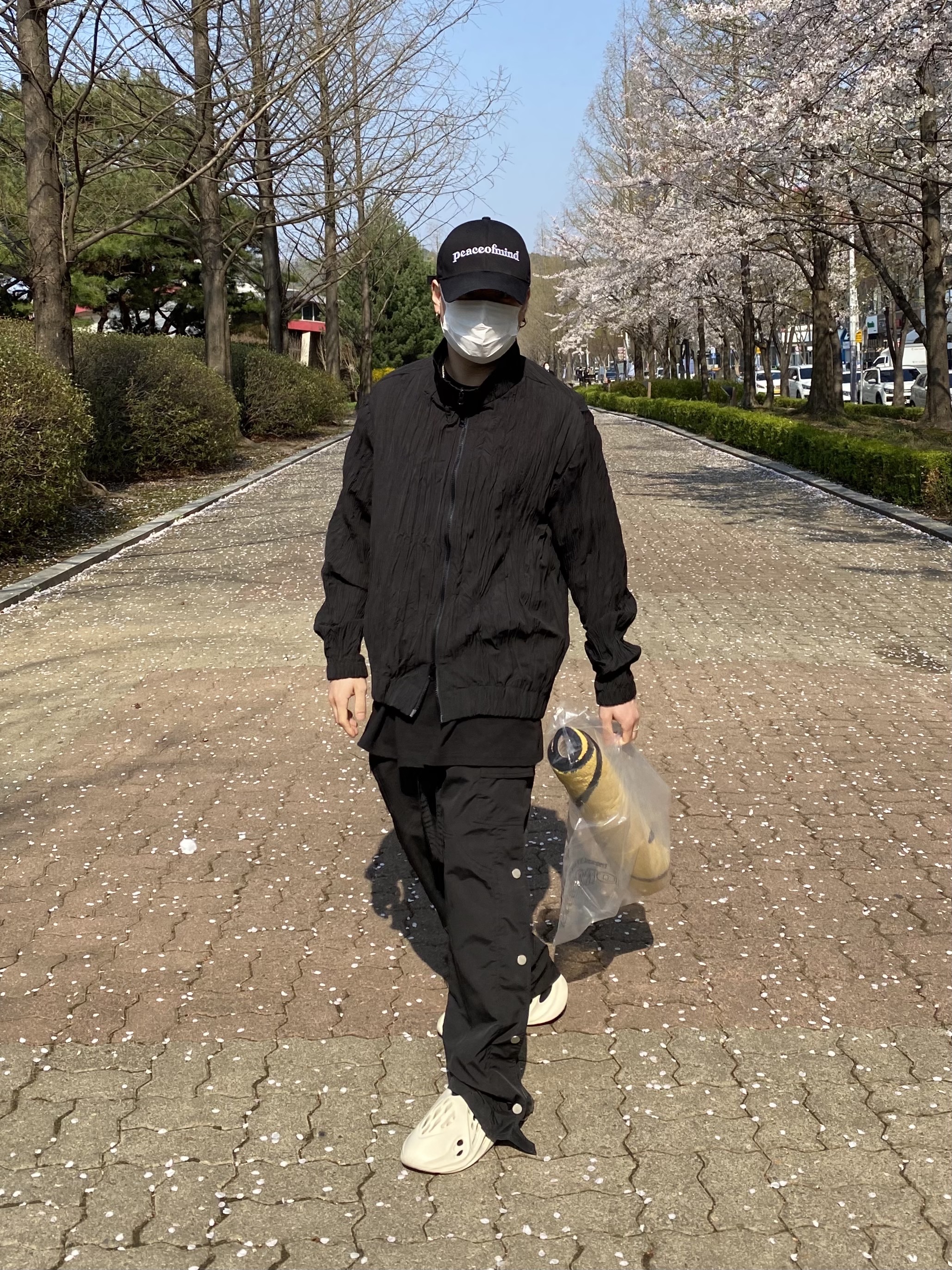 Adidas Yeezy Foam RNNR Sand 착용 스타일