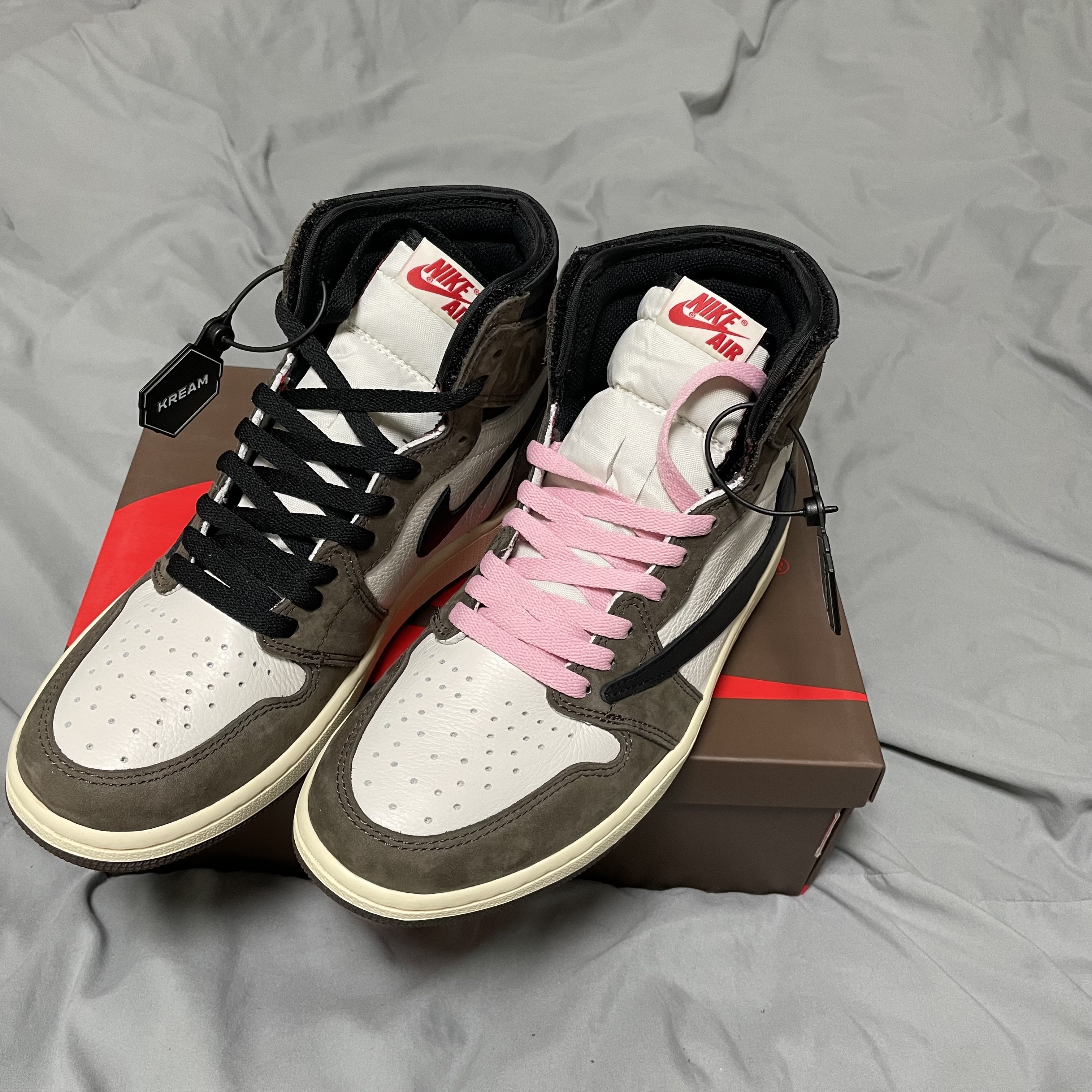 Jordan 1 x Travis Scott Retro High OG SP Mocha 착용 스타일 - 2