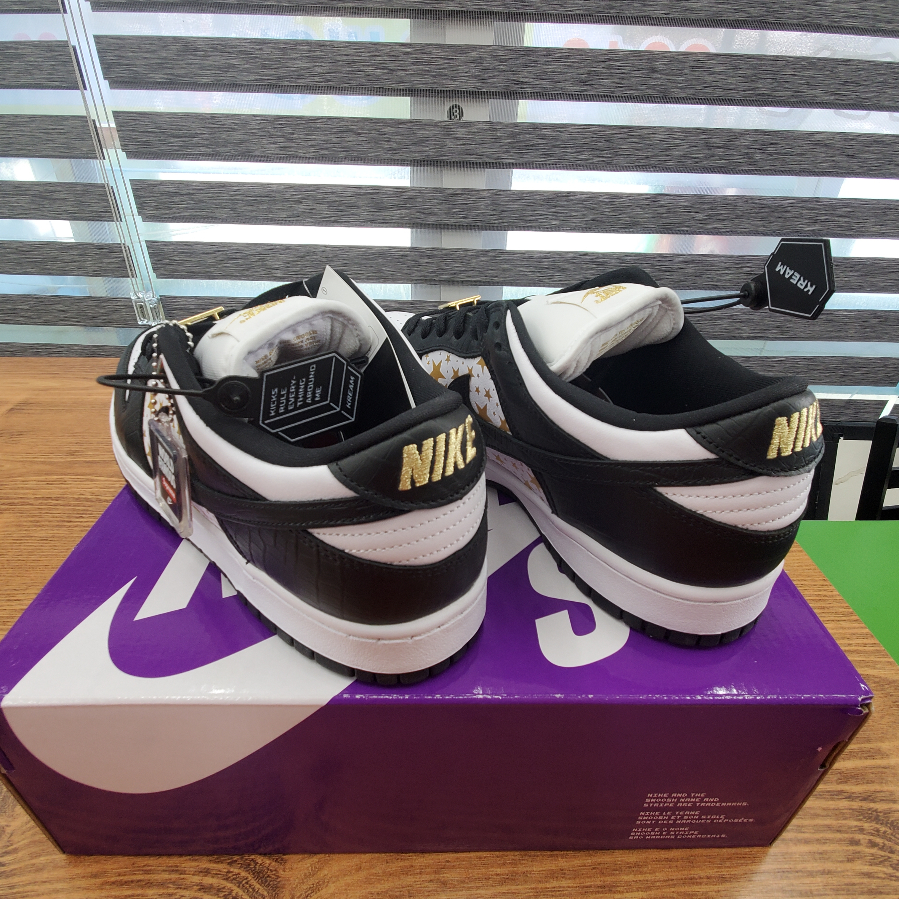 Nike x Supreme SB Dunk Low Black 착용 스타일 - 2