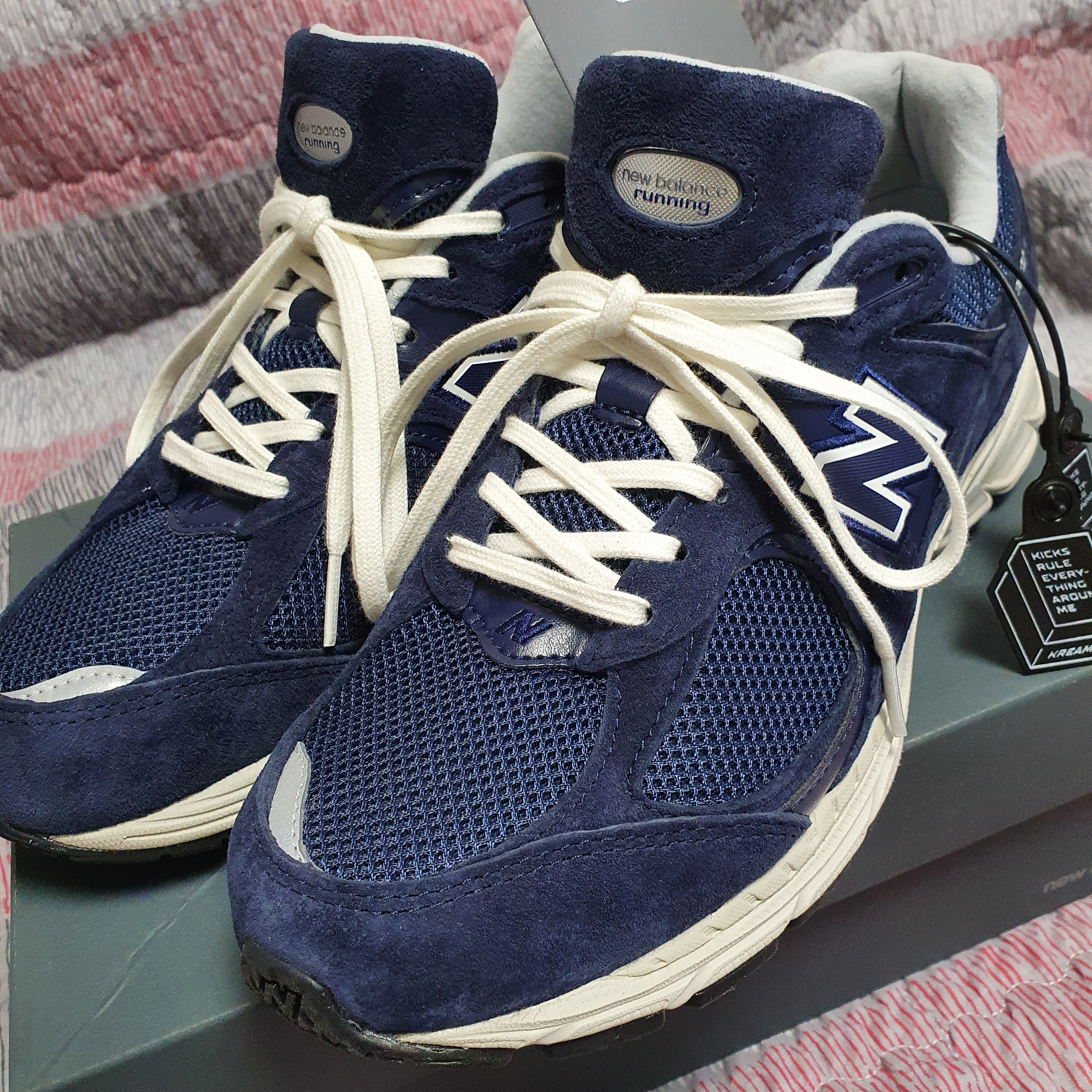 New Balance 2002R Navy 착용 스타일 - 2