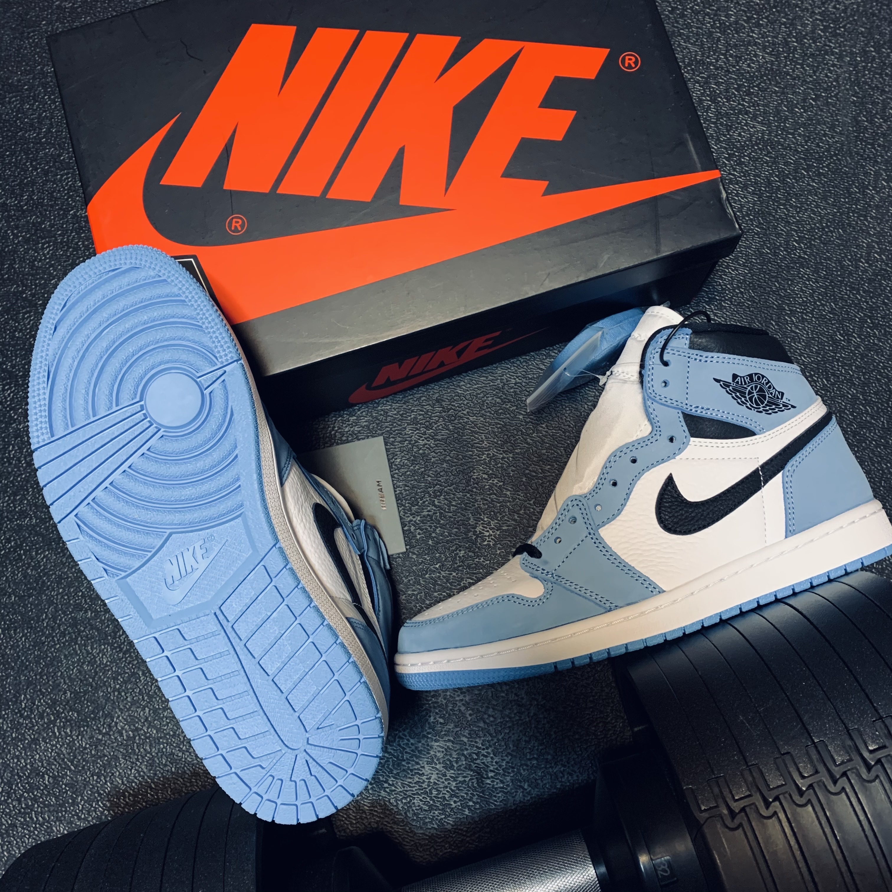 Jordan 1 Retro High OG University Blue 착용 스타일