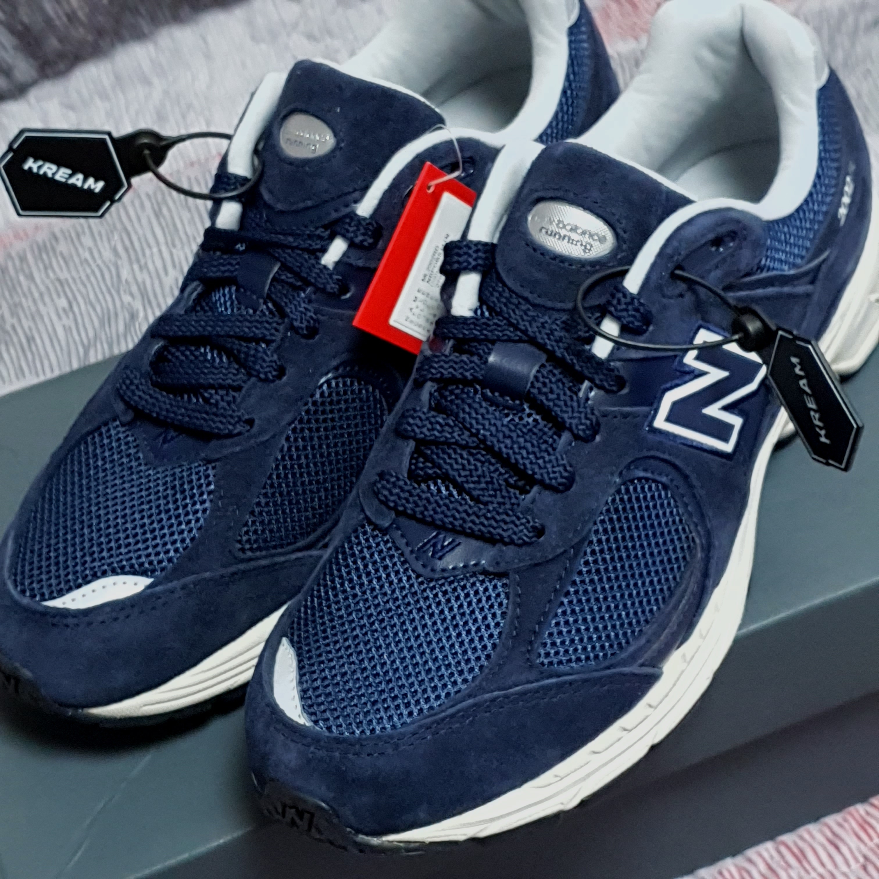 New Balance 2002R Navy 착용 스타일 - 1