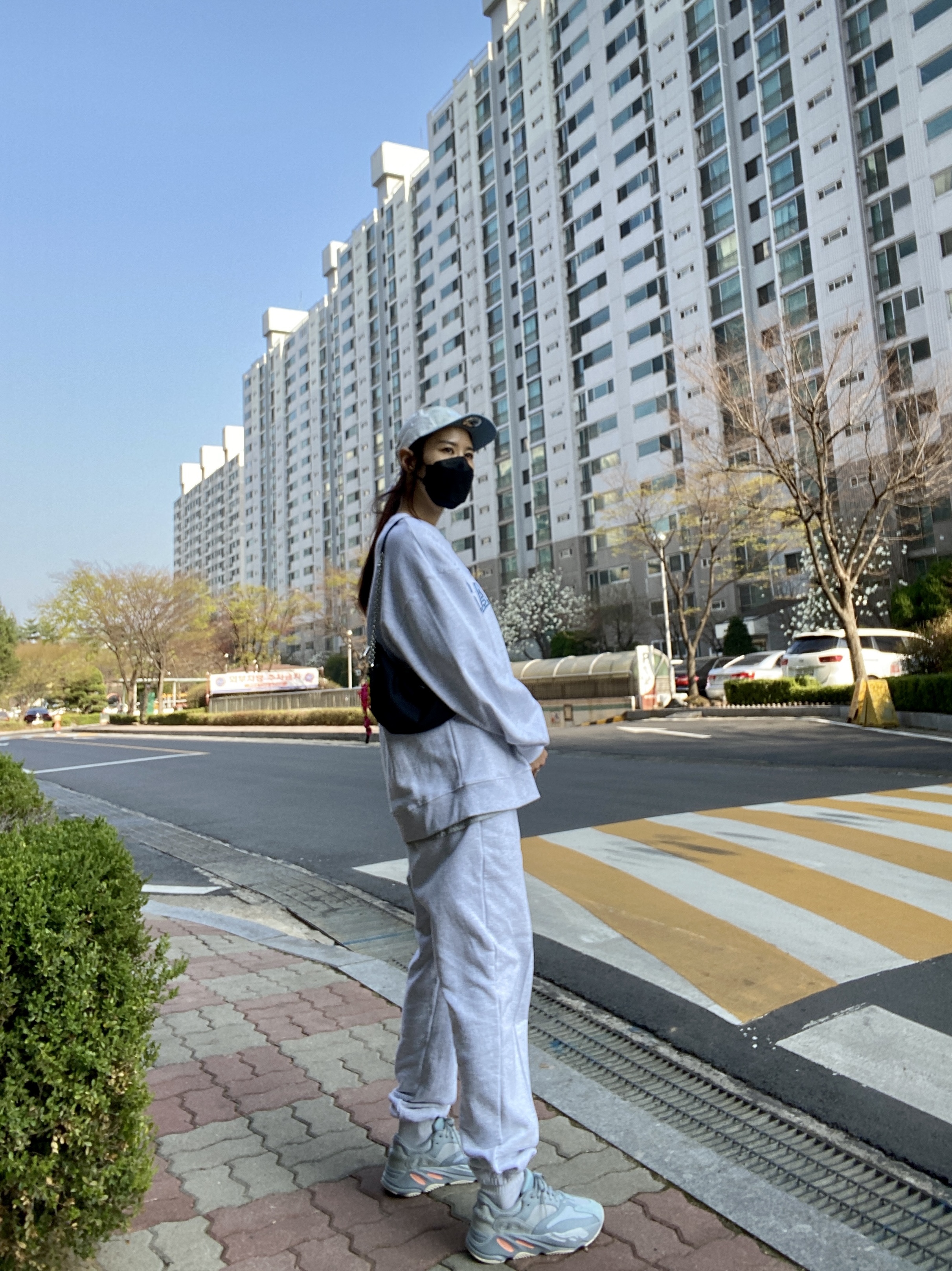 Adidas Yeezy Boost 700 Inertia 착용 스타일 - 1