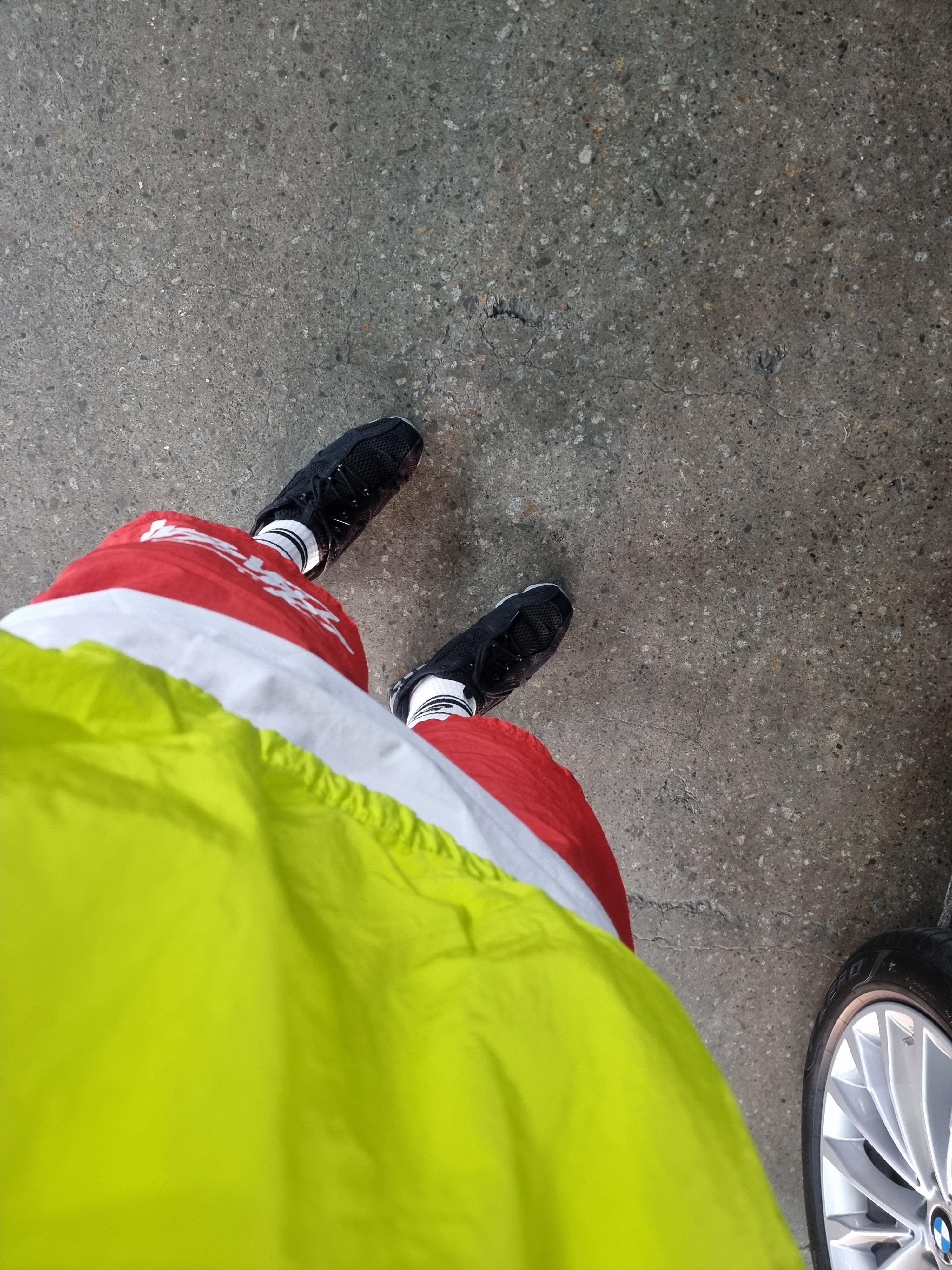 Nike x Stussy Windrunner Jacket Bright Cactus, Nike x Stussy Water Shorts Habanero Red 착용 스타일 - 2