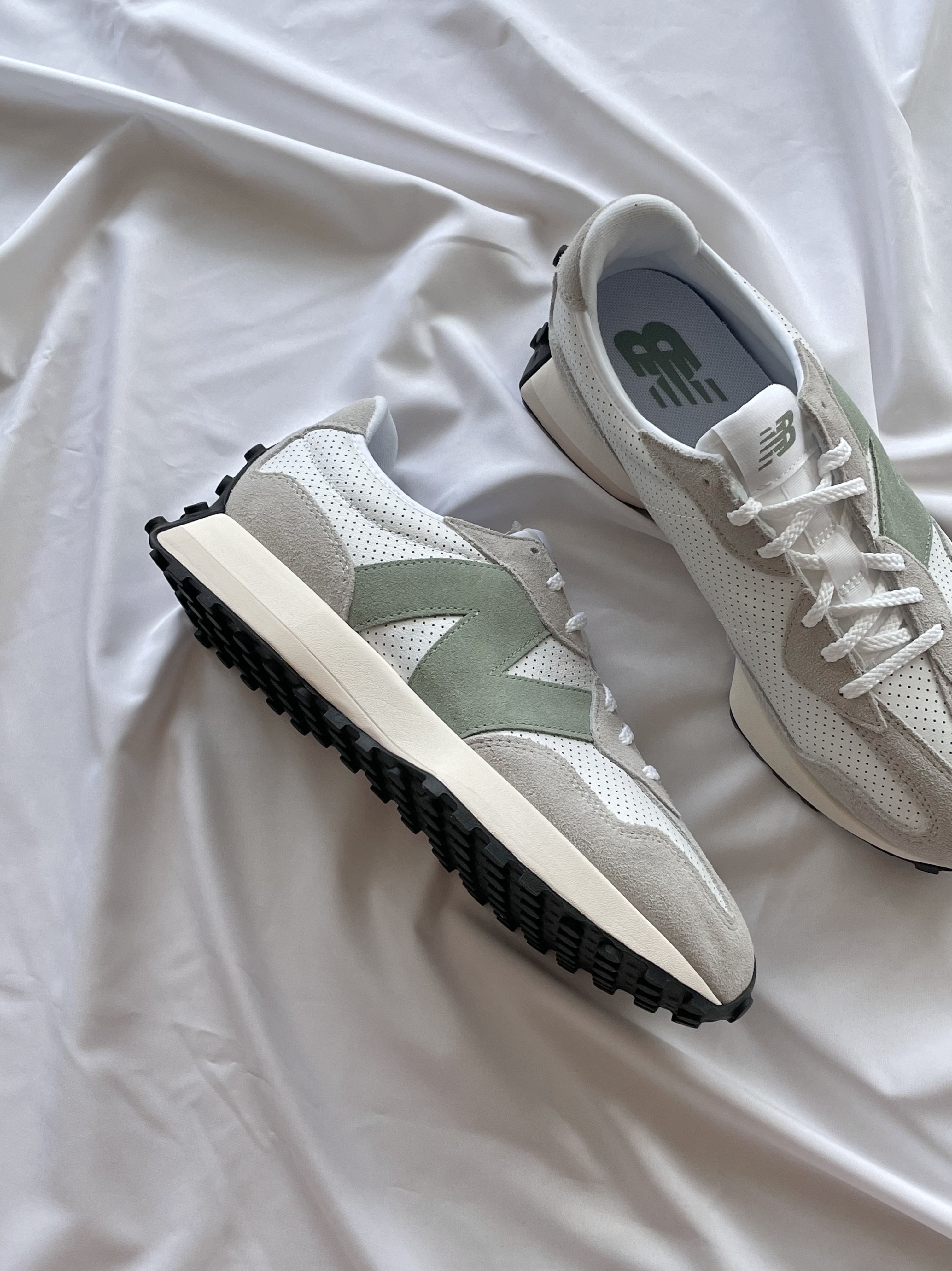 (W) New Balance 327 Grey Green - JD Sports Exclusive 착용 스타일 - 1