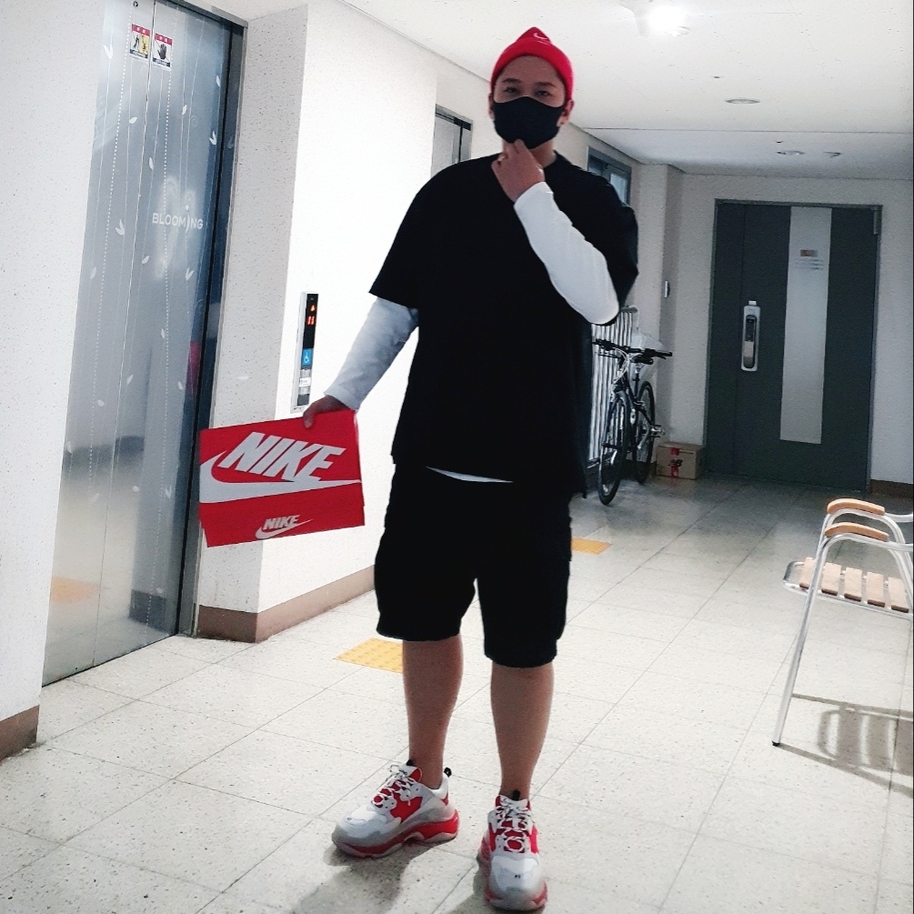 Balenciaga Triple S Sneakers Clear Sole Red 착용 스타일 - 3