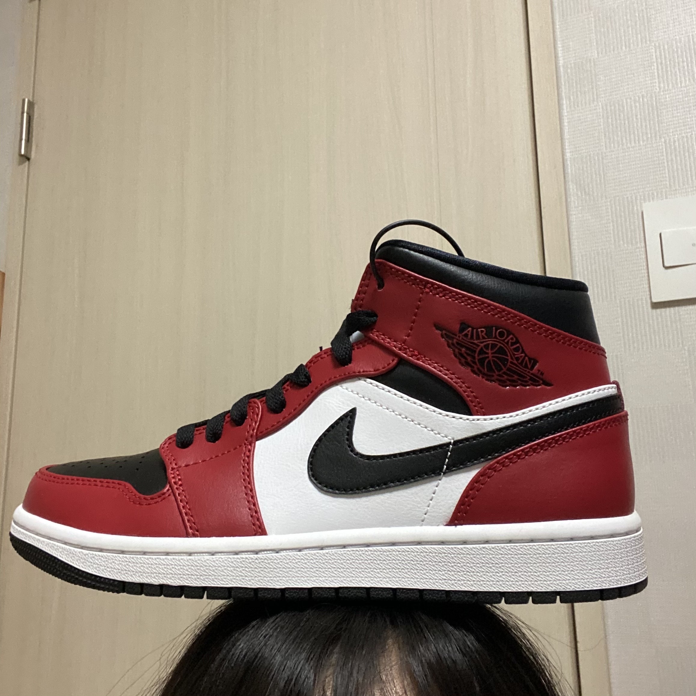 Jordan 1 Mid Chicago Black Toe, Jordan 1 Retro High OG Black Mocha 착용 스타일 - 1
