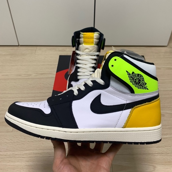 Jordan 1 Retro High OG Volt Gold 착용 스타일 - 3