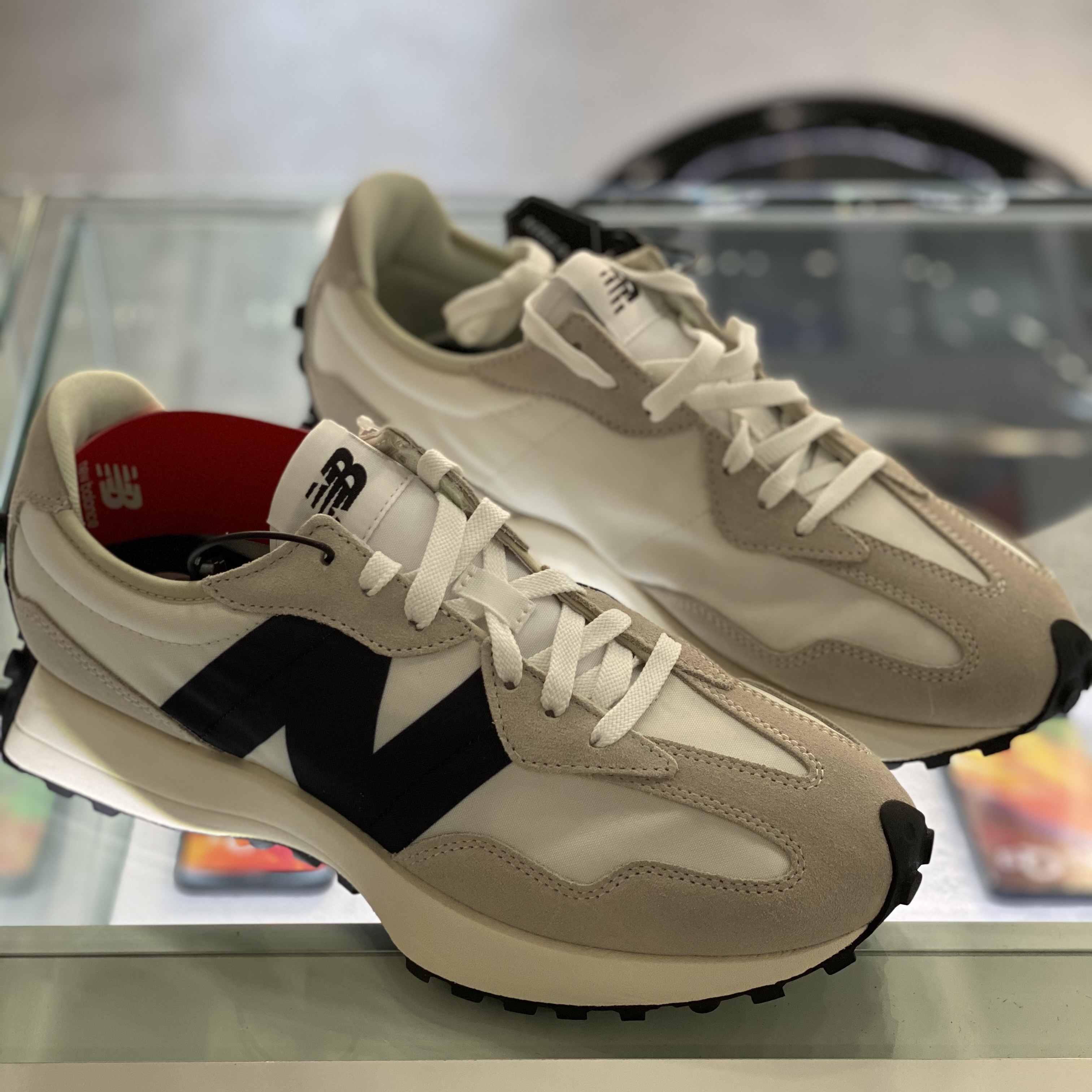 New Balance 327 White Black 착용 스타일