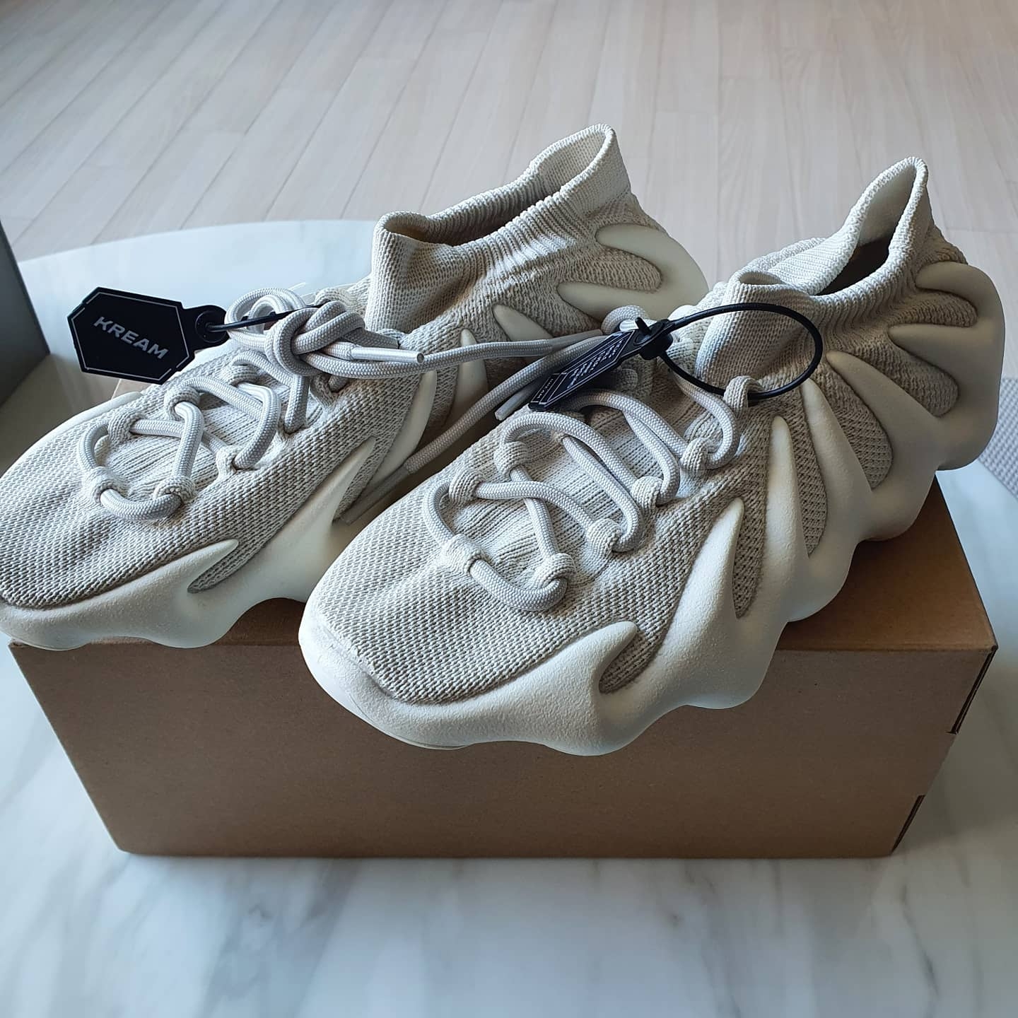 Adidas Yeezy 450 Cloud White 착용 스타일 - 1