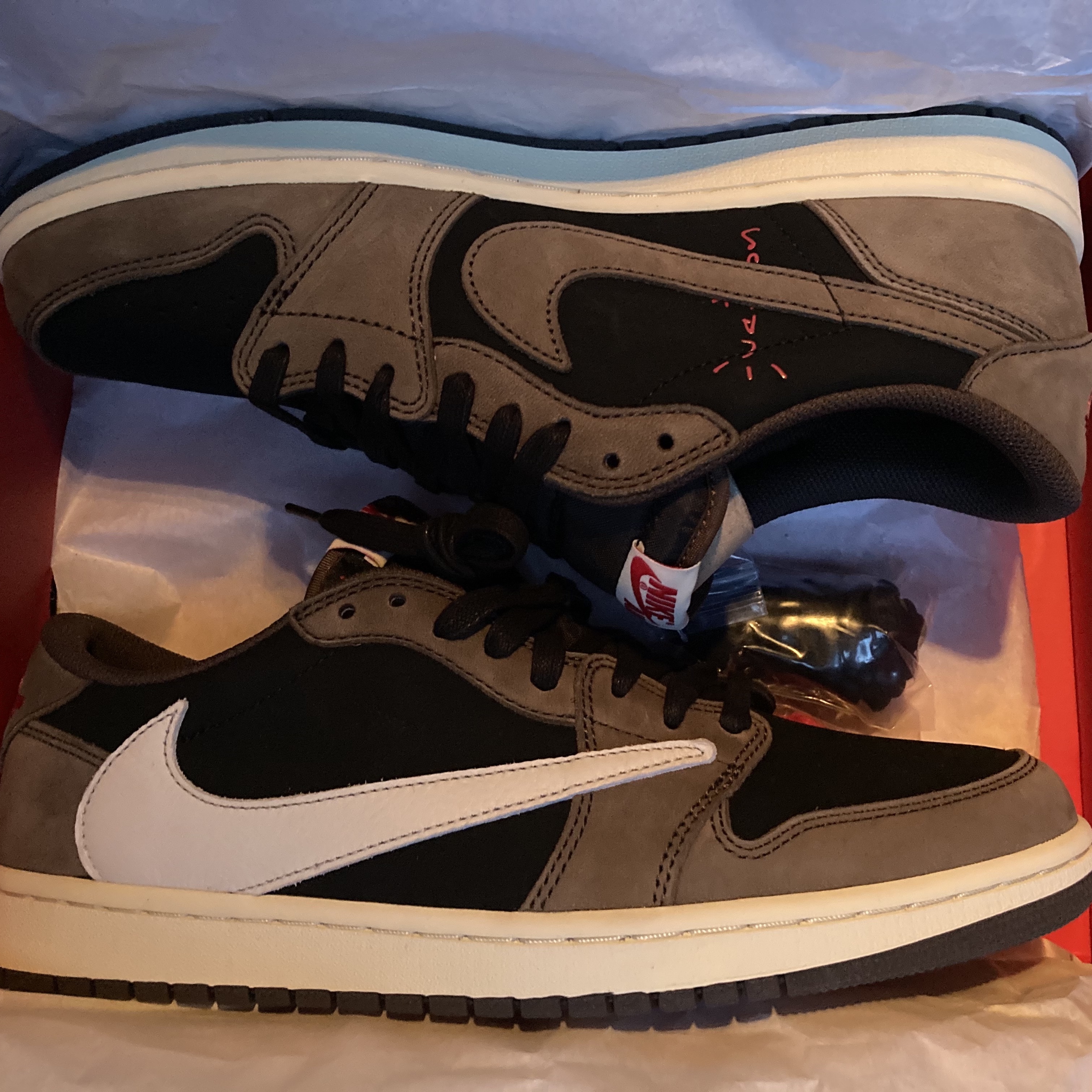 Jordan 1 x Travis Scott Retro Low OG SP Mocha 착용 스타일