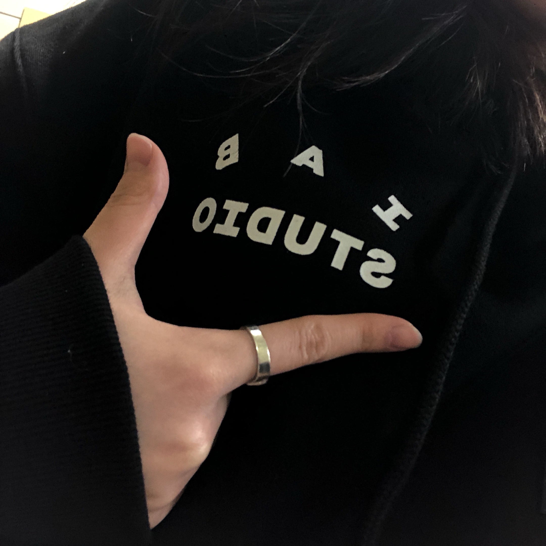 IAB Studio Woven Hoodie Black 착용 스타일