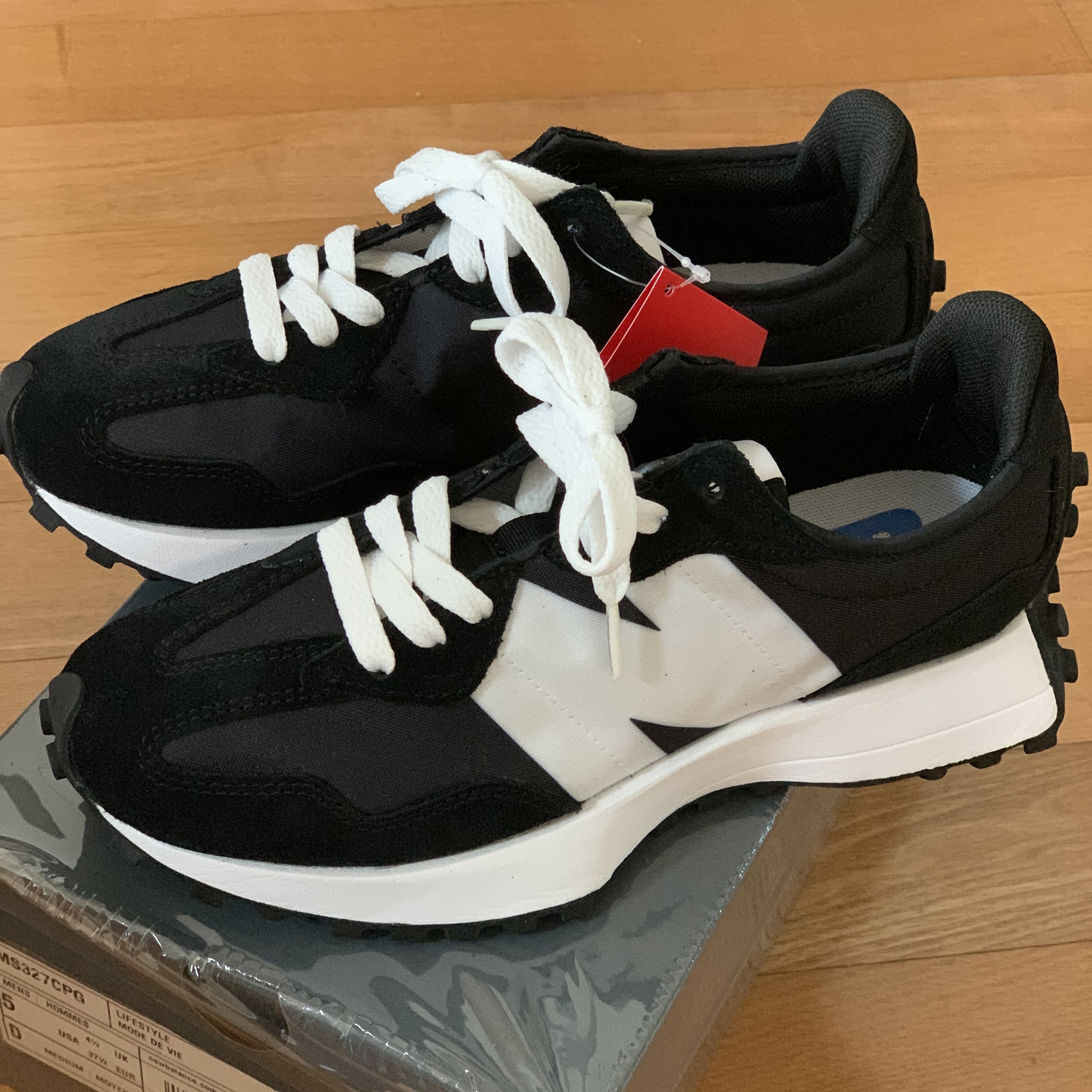New Balance 327 Black 착용 스타일 - 3