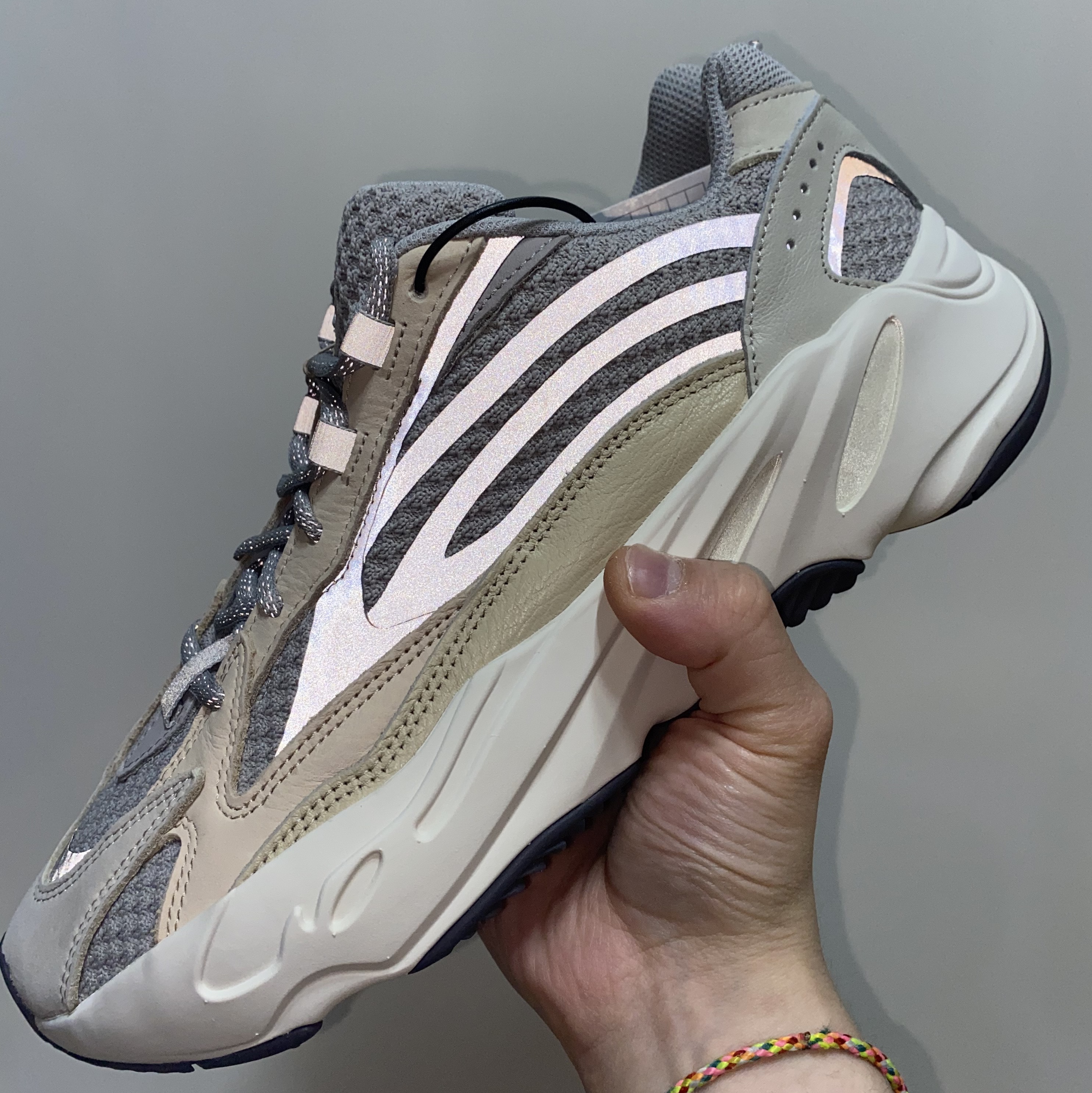 Adidas Yeezy Boost 700 V2 Cream, Adidas Yeezy Boost 350 V2 Cloud White - Non-Reflective 착용 스타일 - 2