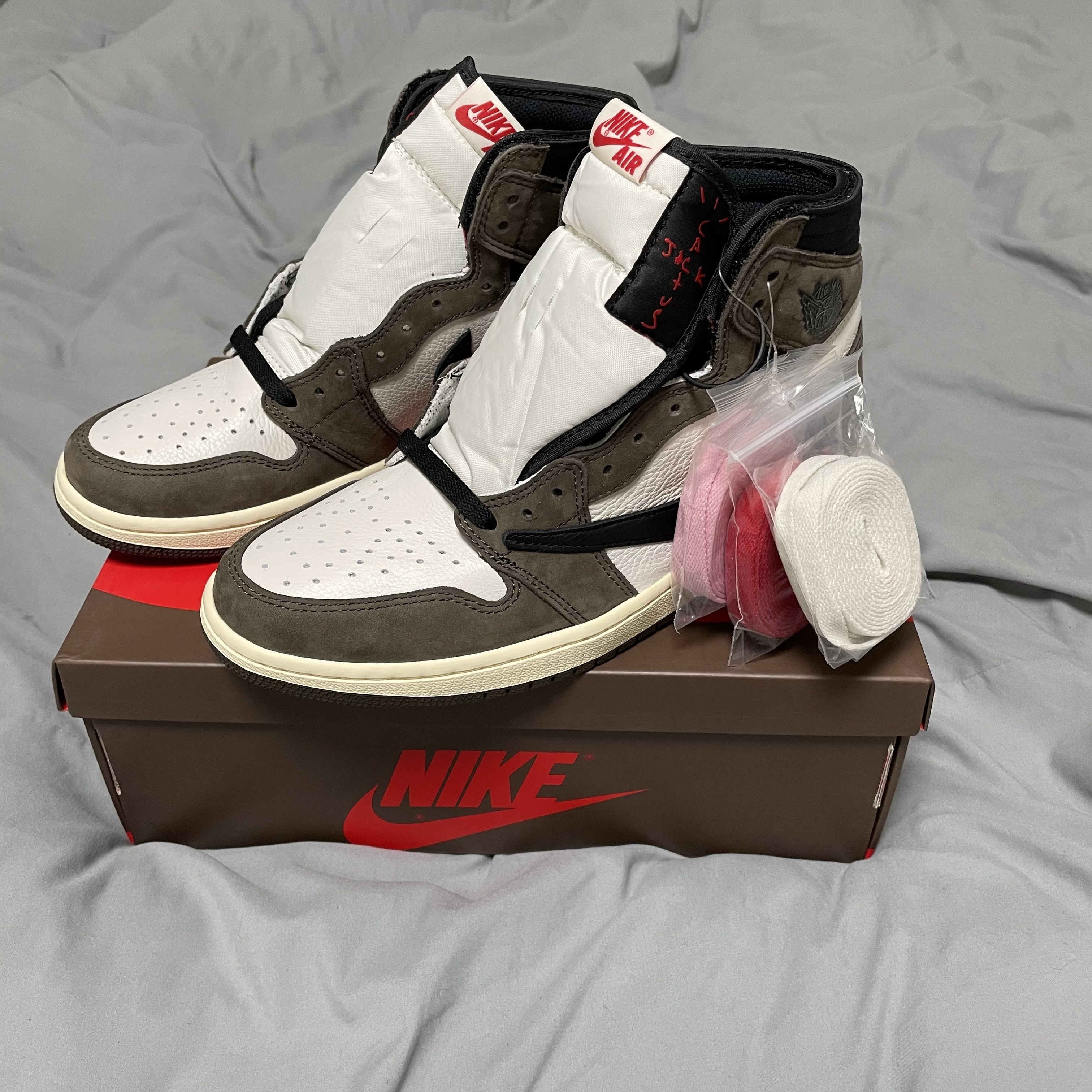 Jordan 1 x Travis Scott Retro High OG SP Mocha 착용 스타일 - 1