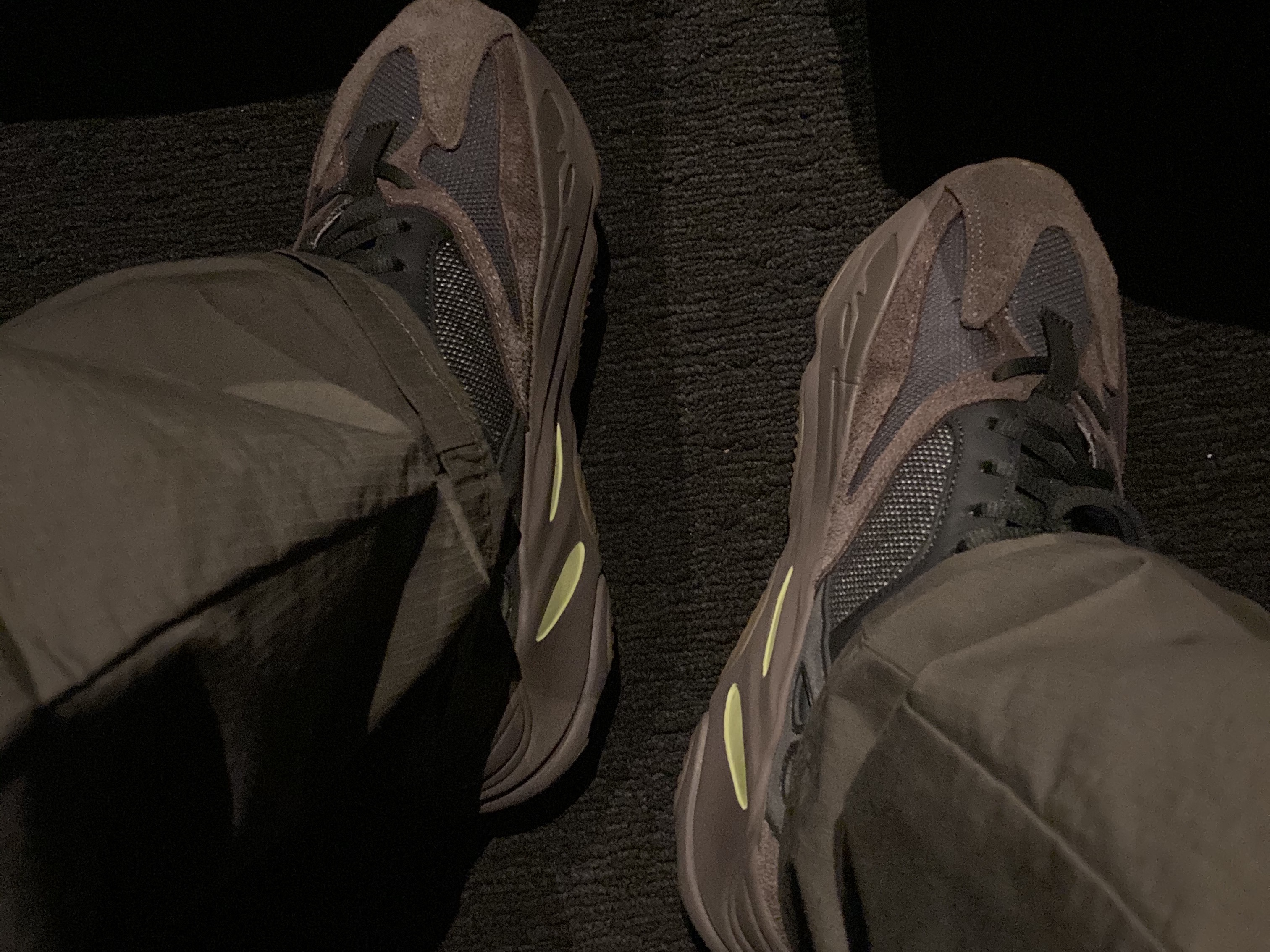 Adidas Yeezy Boost 700 Mauve 착용 스타일