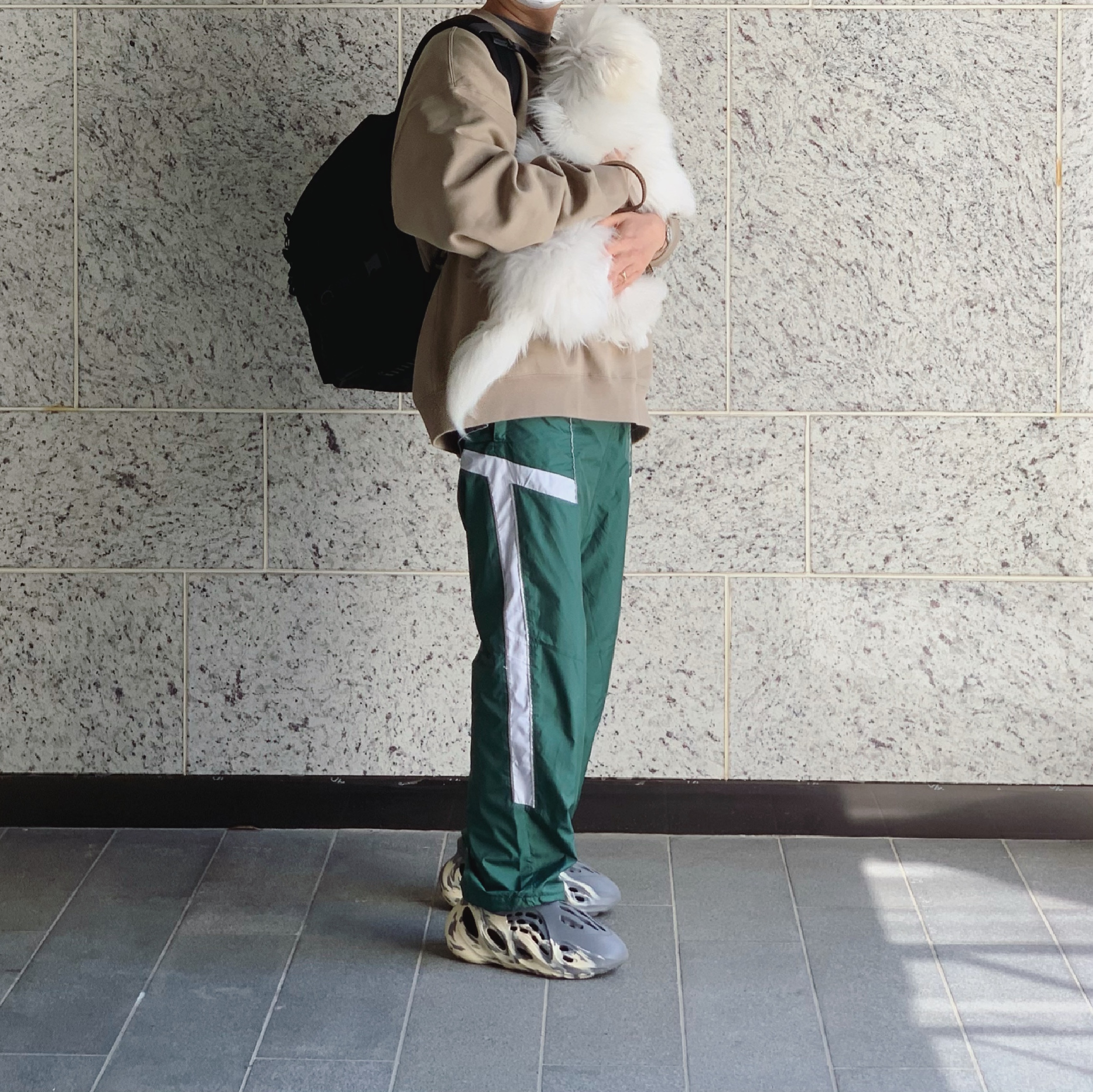 Adidas Yeezy Foam RNNR MXT Moon Gray 착용 스타일 - 1
