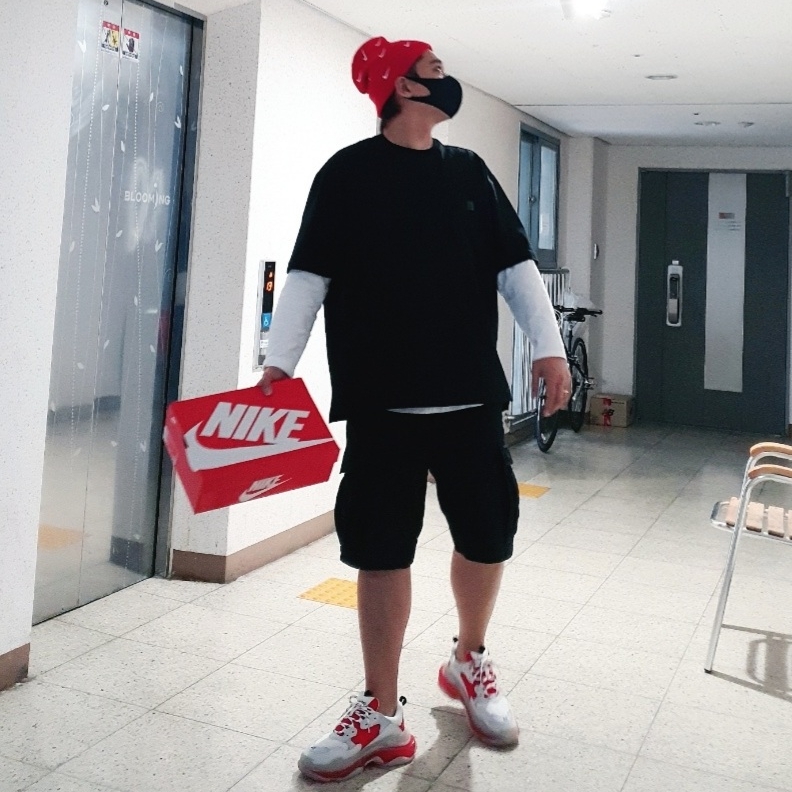 Balenciaga Triple S Sneakers Clear Sole Red 착용 스타일 - 1
