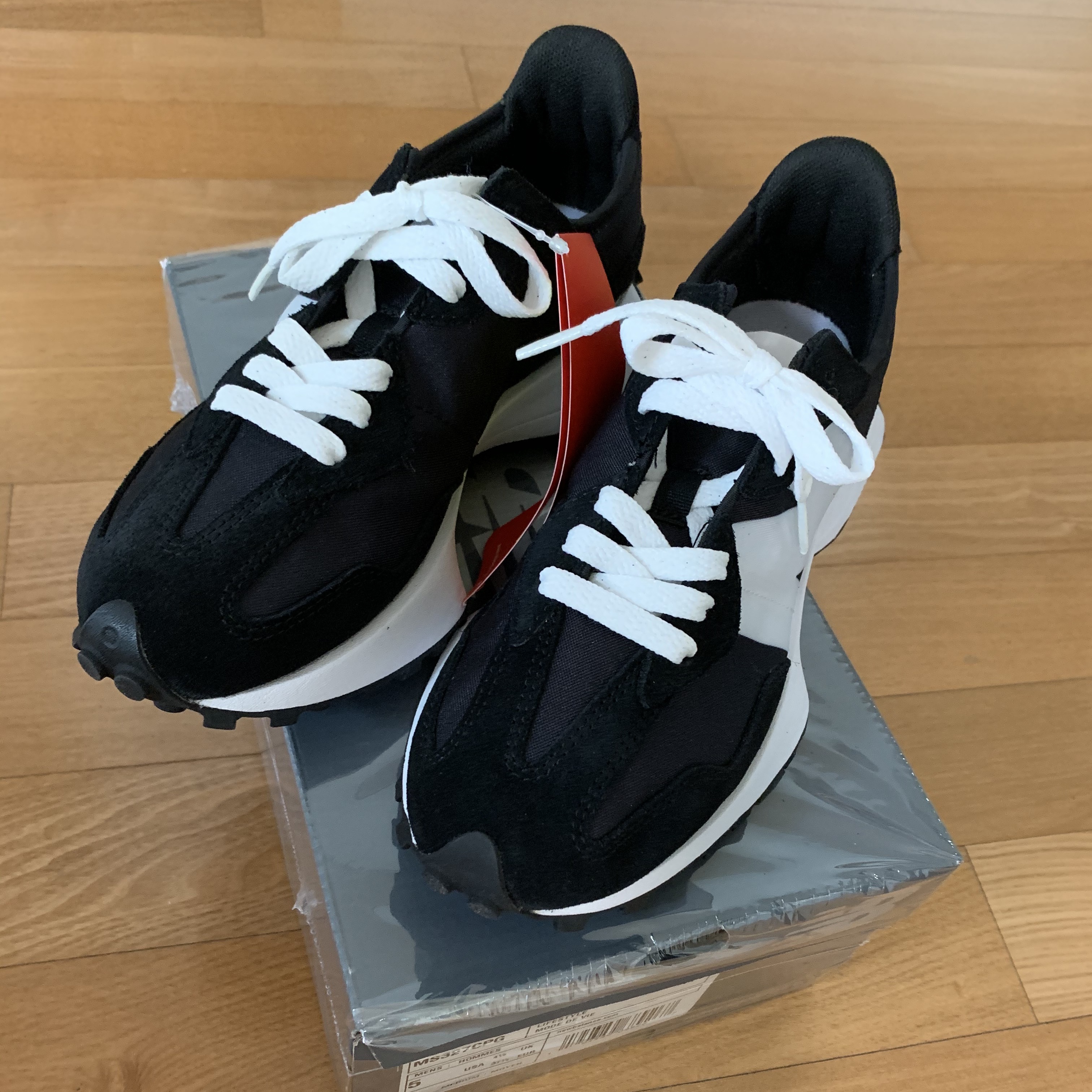 New Balance 327 Black 착용 스타일 - 4