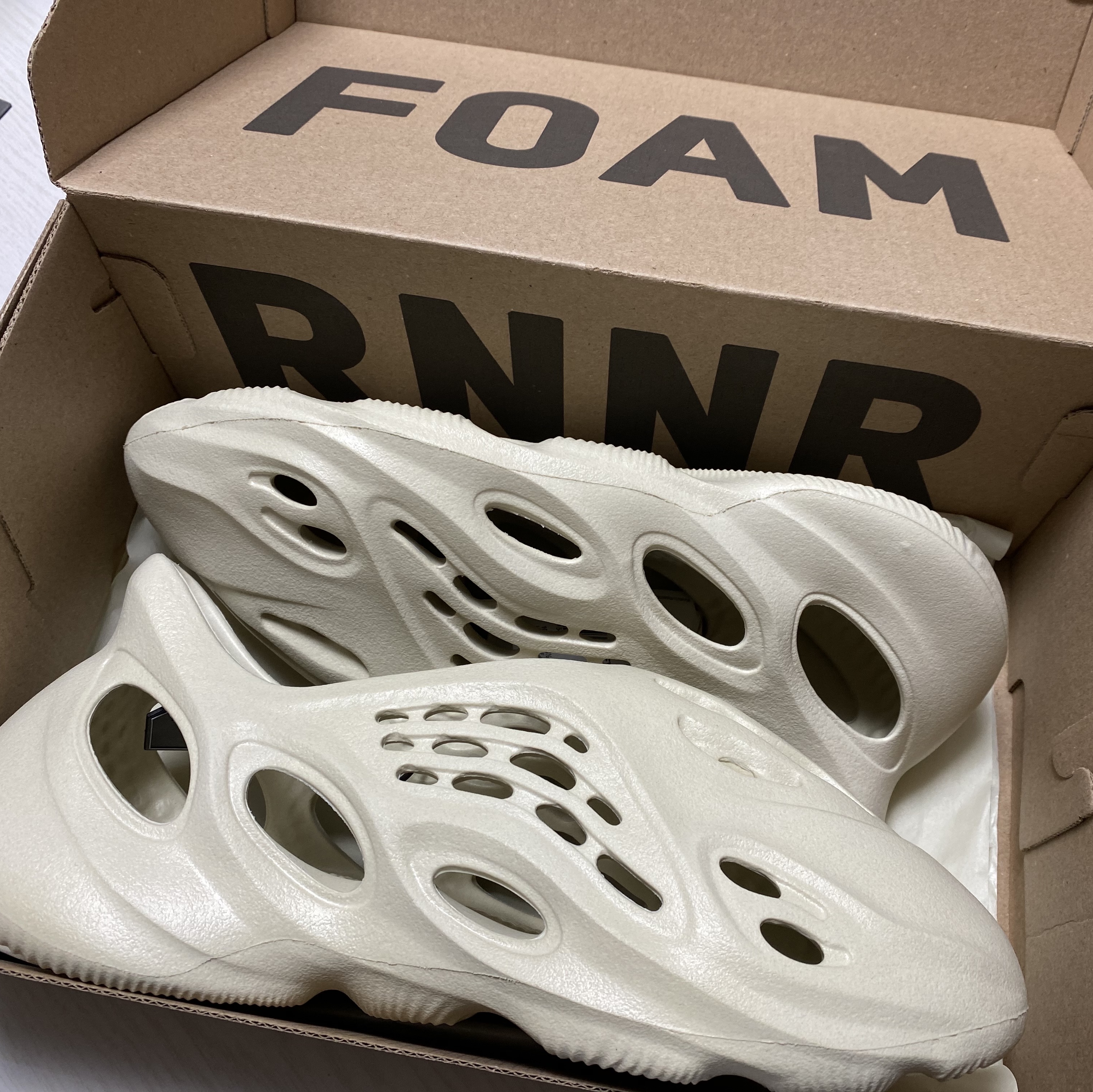 Adidas Yeezy Foam RNNR Sand 착용 스타일