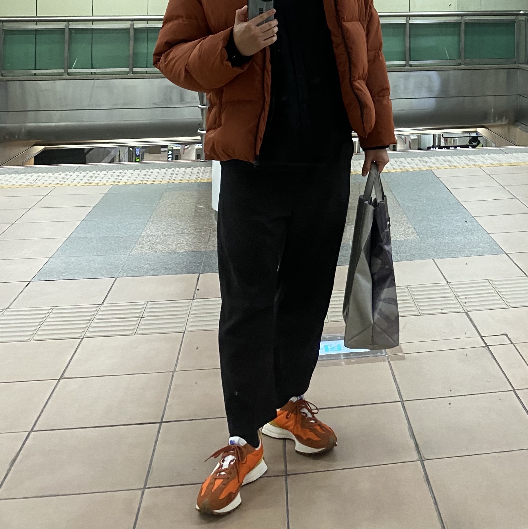 New Balance 327 Orange 착용 스타일