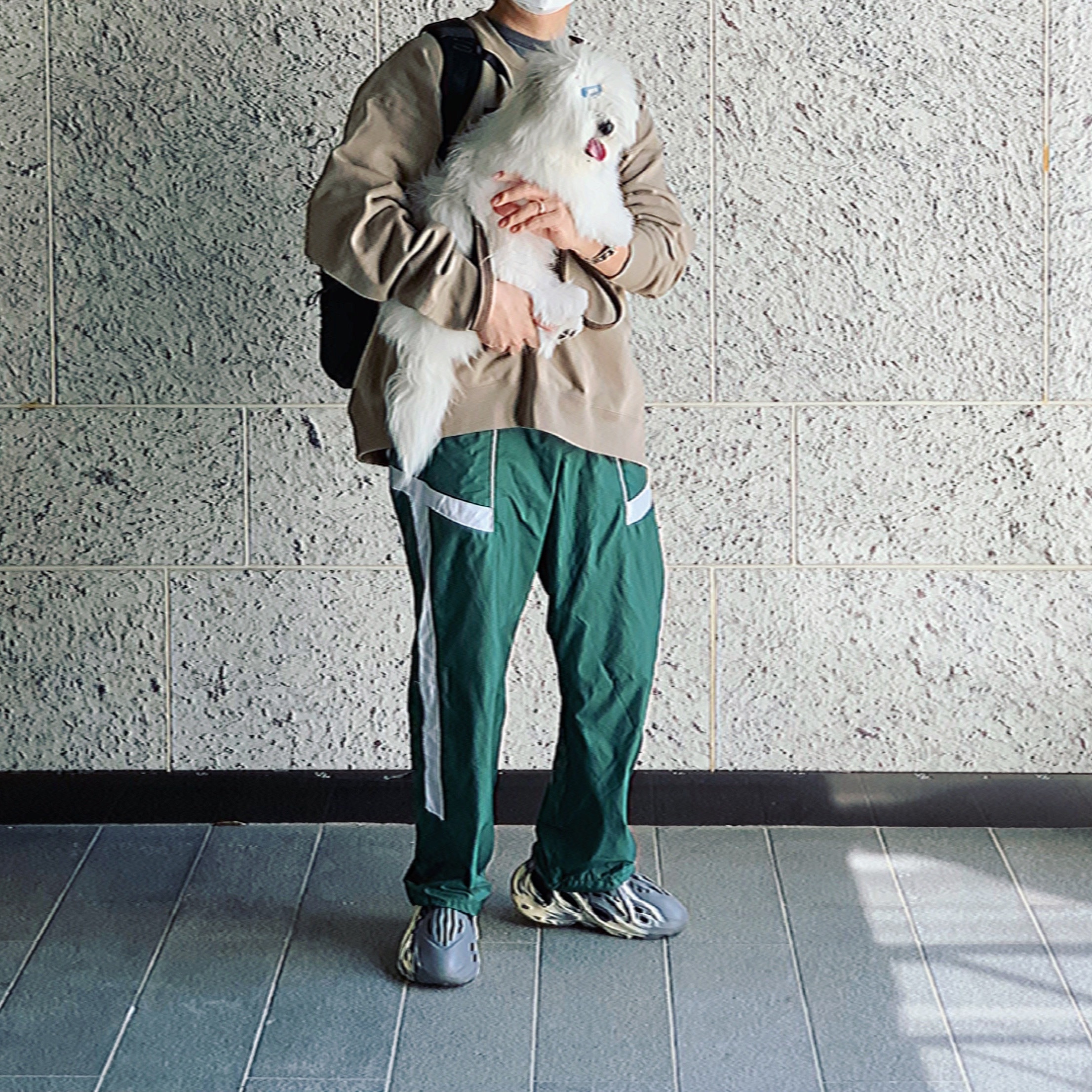 Adidas Yeezy Foam RNNR MXT Moon Gray 착용 스타일 - 2