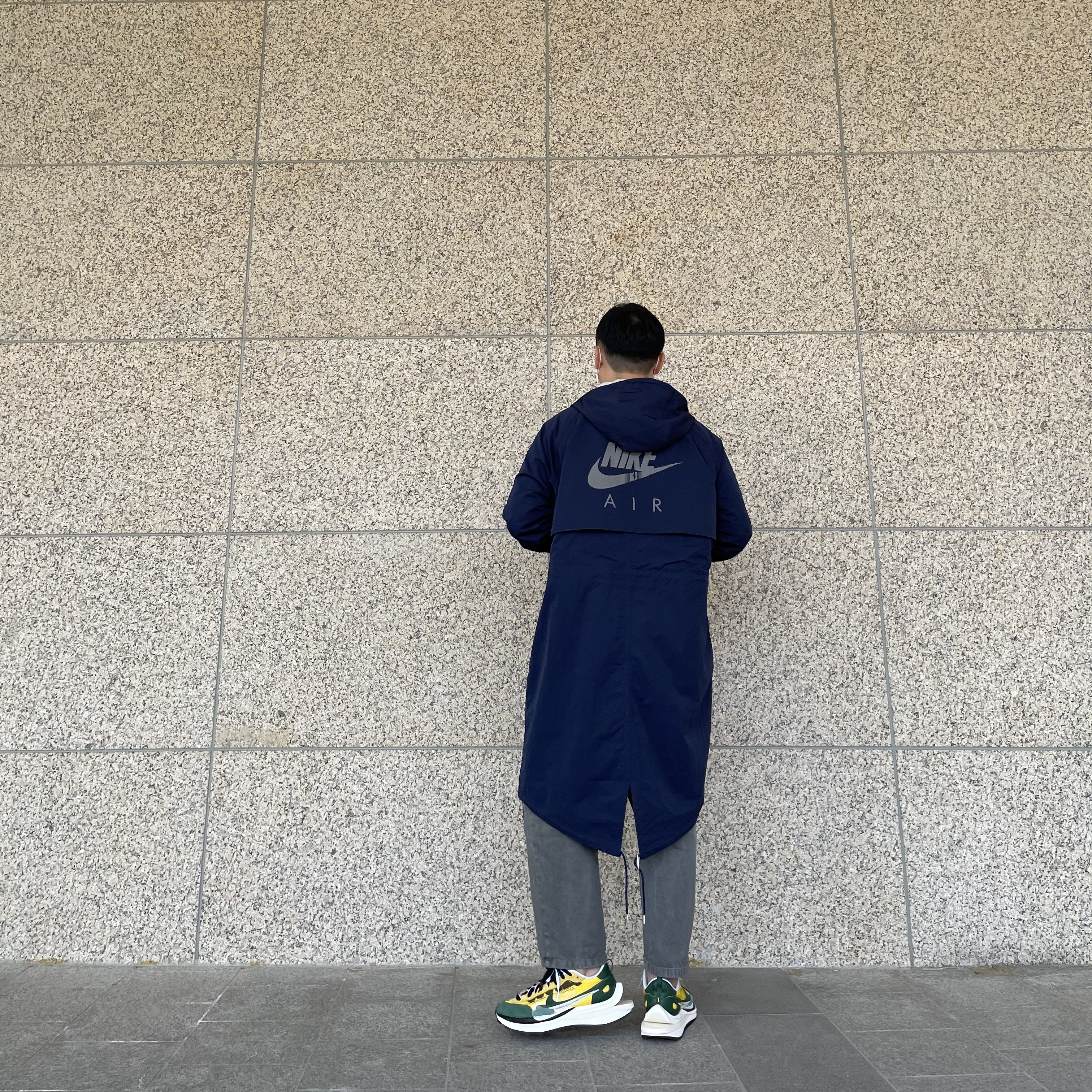 Nike x Sacai VaporWaffle Tour Yellow & Gorge Green Sail, Nike x Kim Jones Reversible Parka Navy - Asia 착용 스타일 - 2