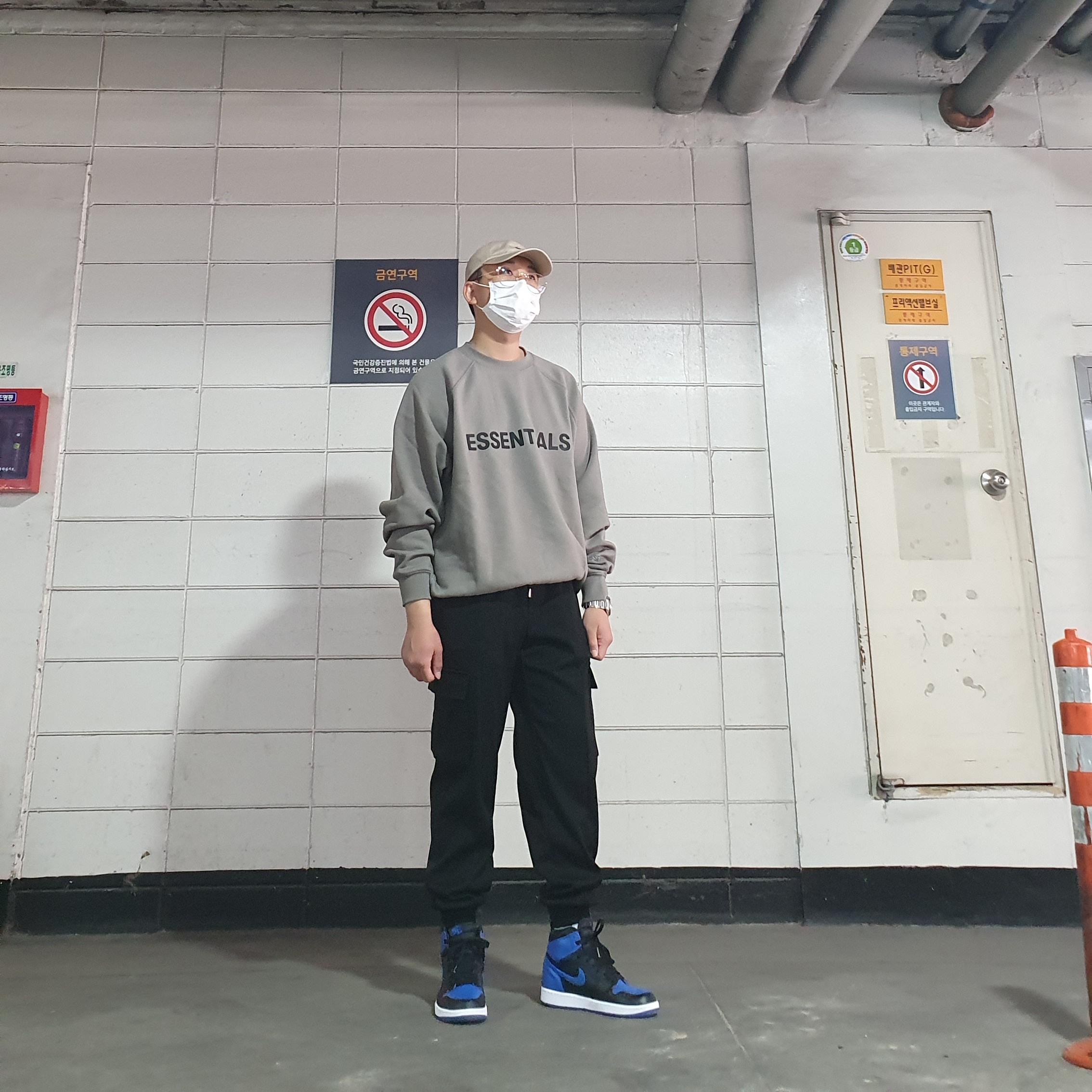 Essentials 3D Silicon Applique Crewneck Cement - 20FW, Jordan 1 Retro Royal 2017 착용 스타일
