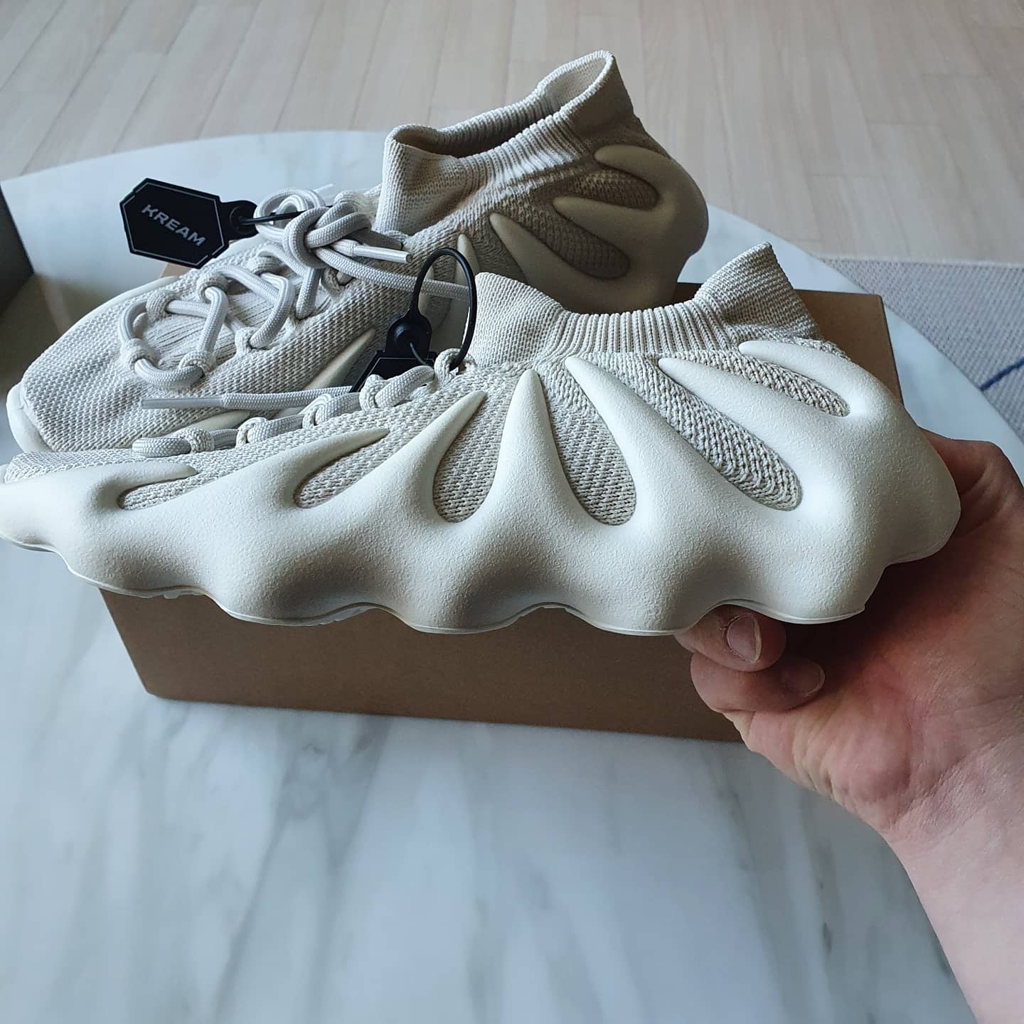 Adidas Yeezy 450 Cloud White 착용 스타일 - 2