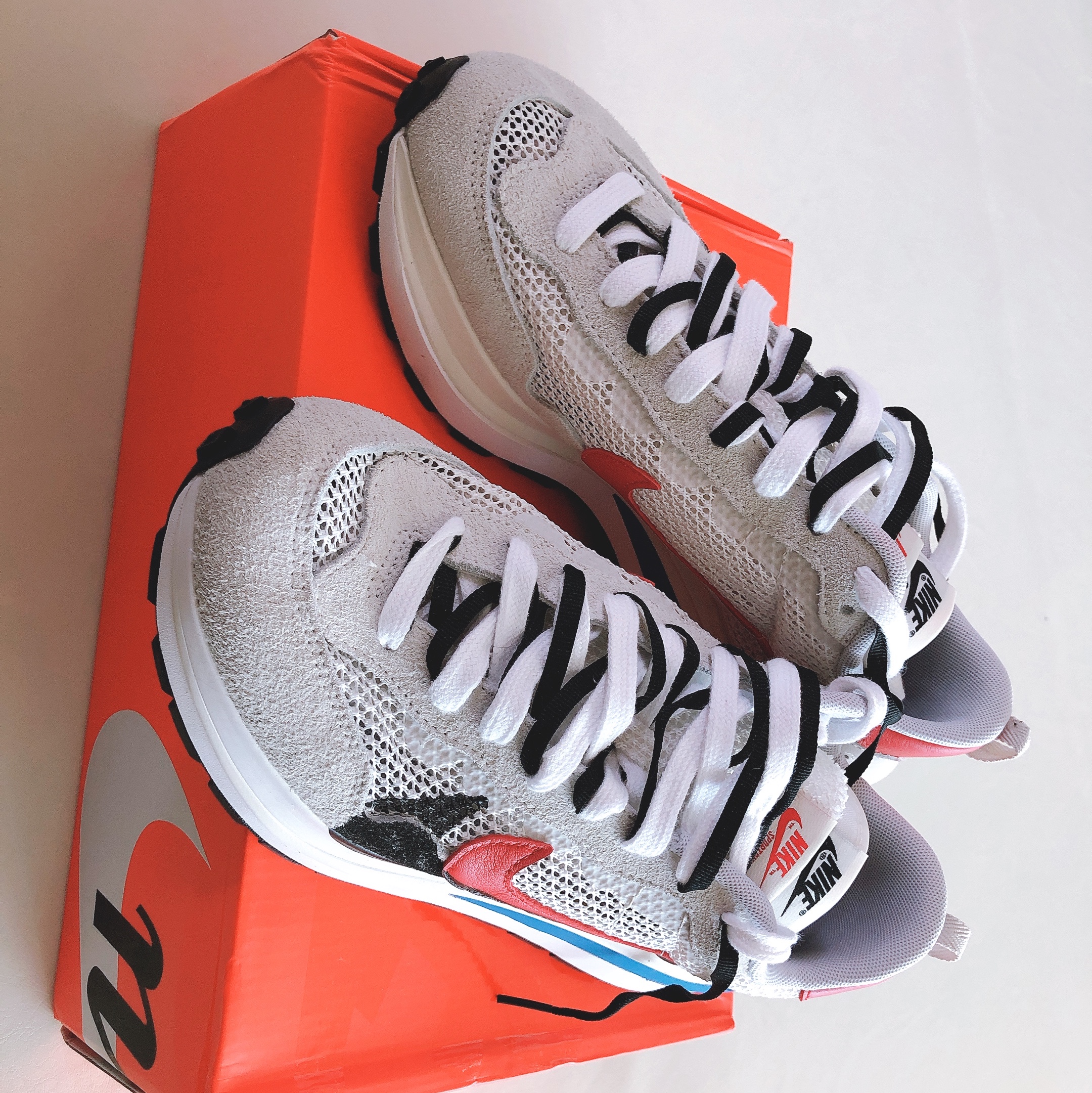 Nike x Sacai VaporWaffle Royal Fuchsia 착용 스타일 - 2
