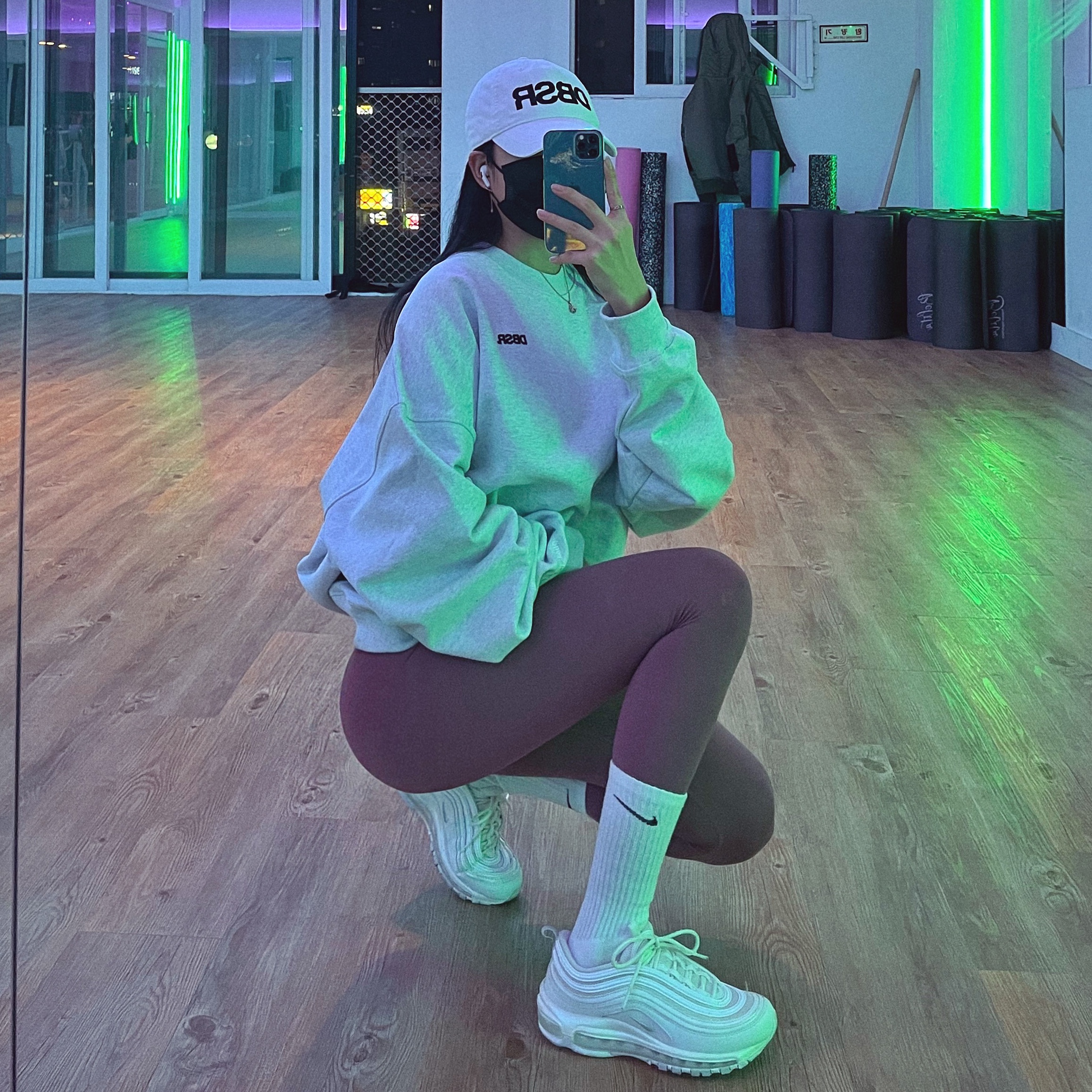 (W) Nike Air Max 97 White Pure Platinum 착용 스타일 - 1