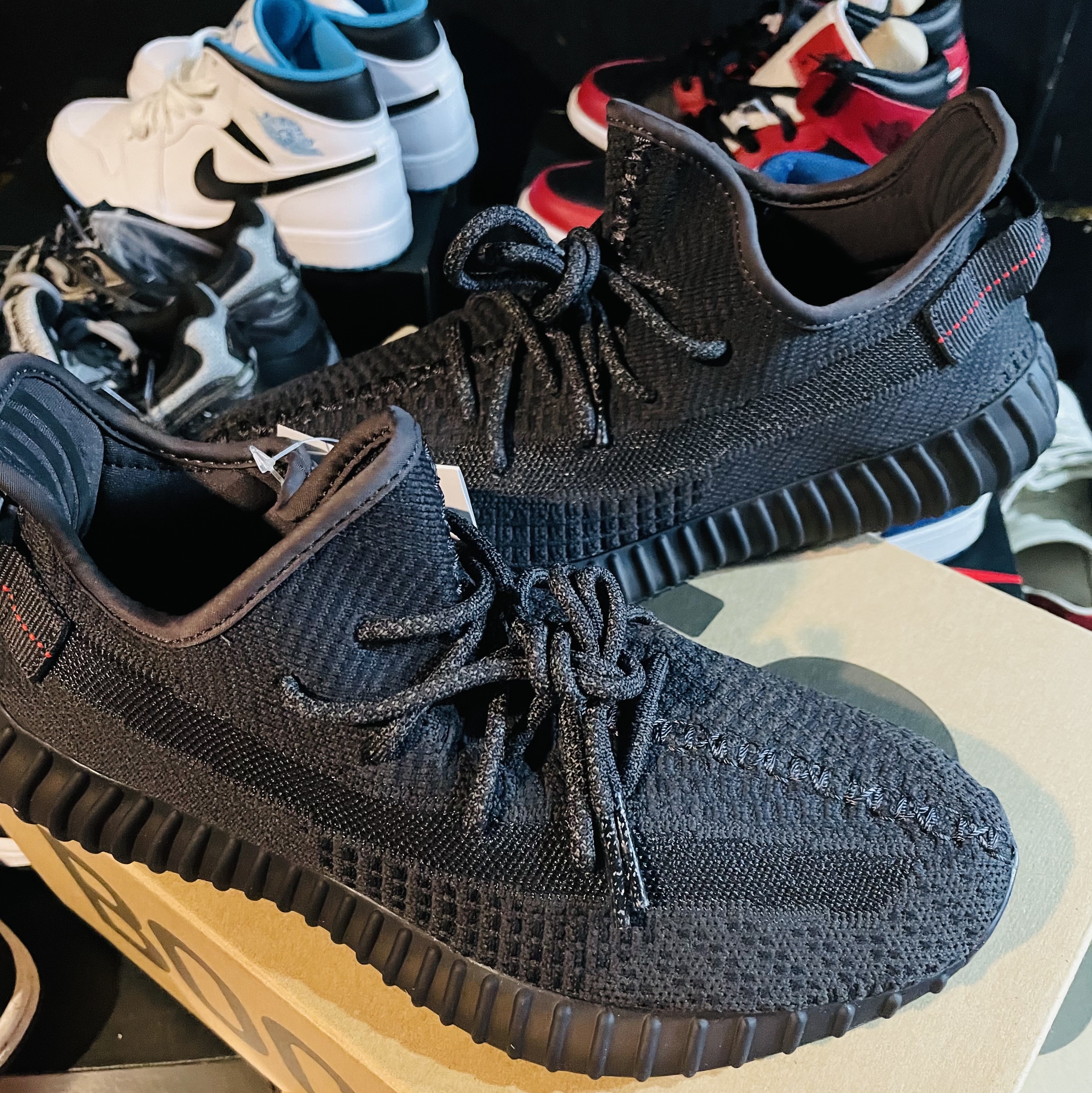 Adidas Yeezy Boost 350 V2 Black - Non-Reflective 착용 스타일 - 1