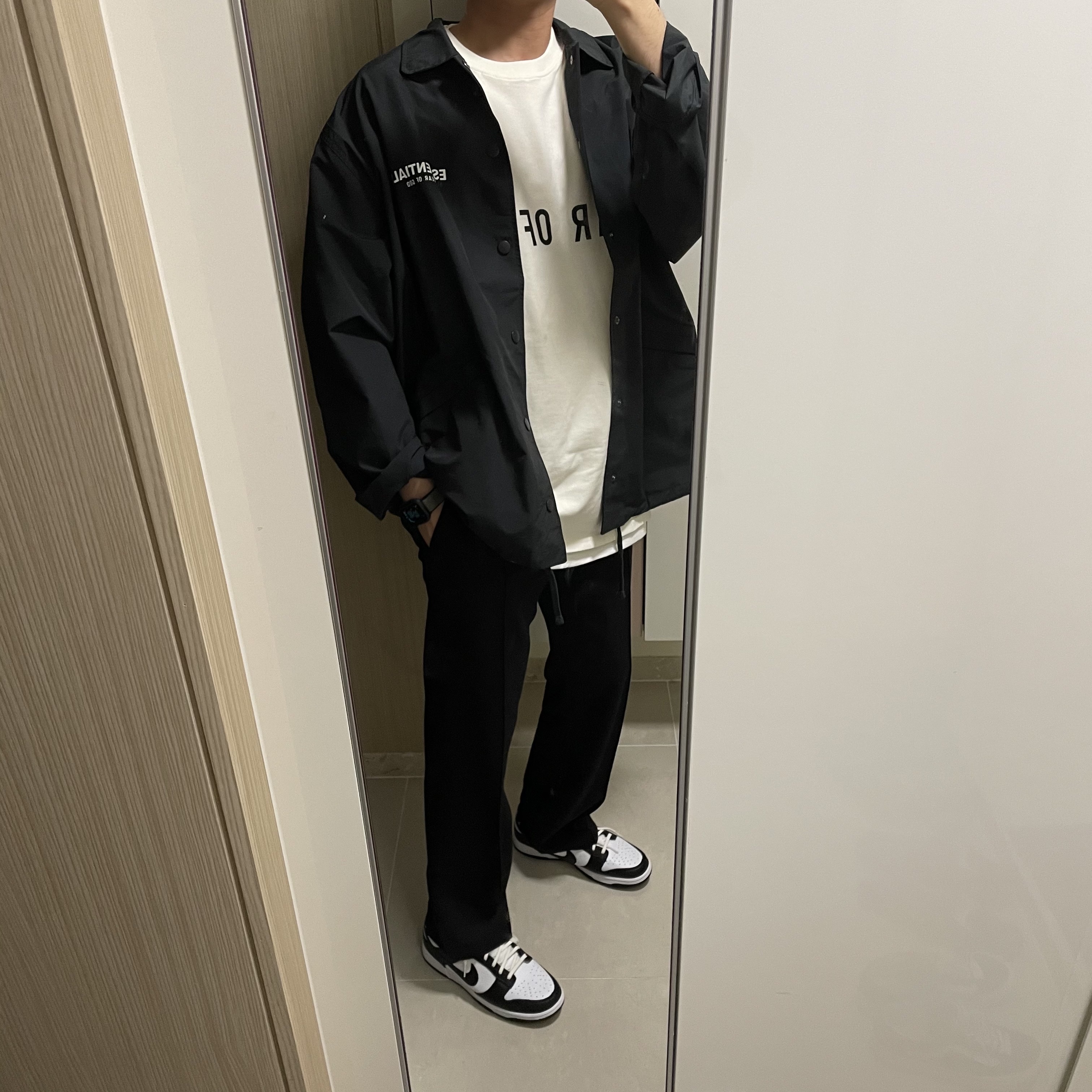 Essentials Coach Jacket Dark Slate/Stretch Limo/Black - 20FW, Nike x Fear of God Warm Up T-Shirt Pale Ivory 착용 스타일 - 1
