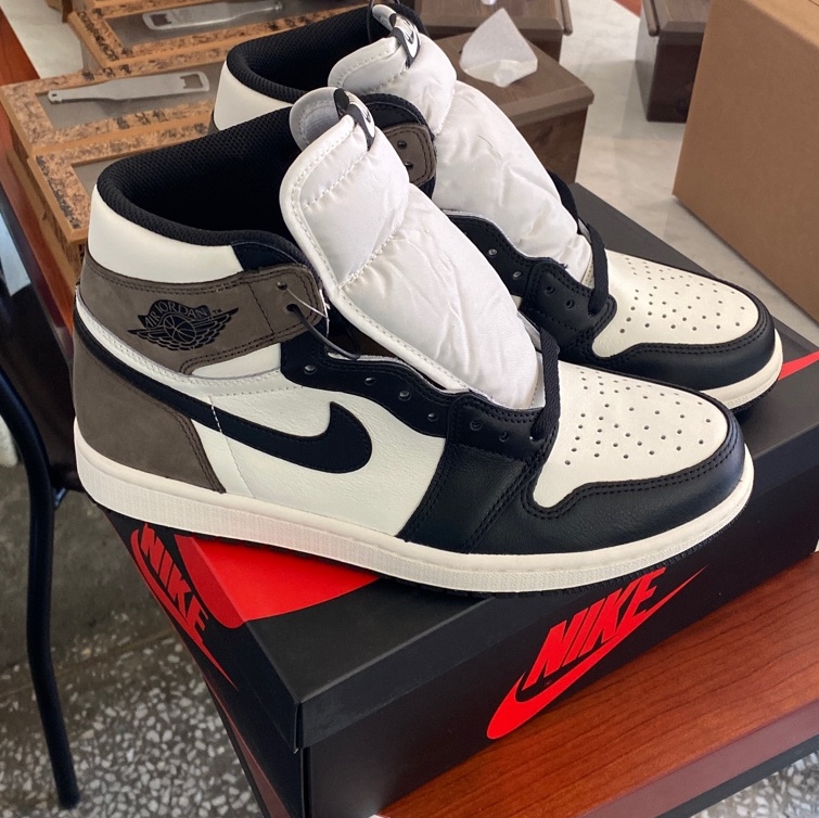 Jordan 1 Retro High OG Black Mocha 착용 스타일