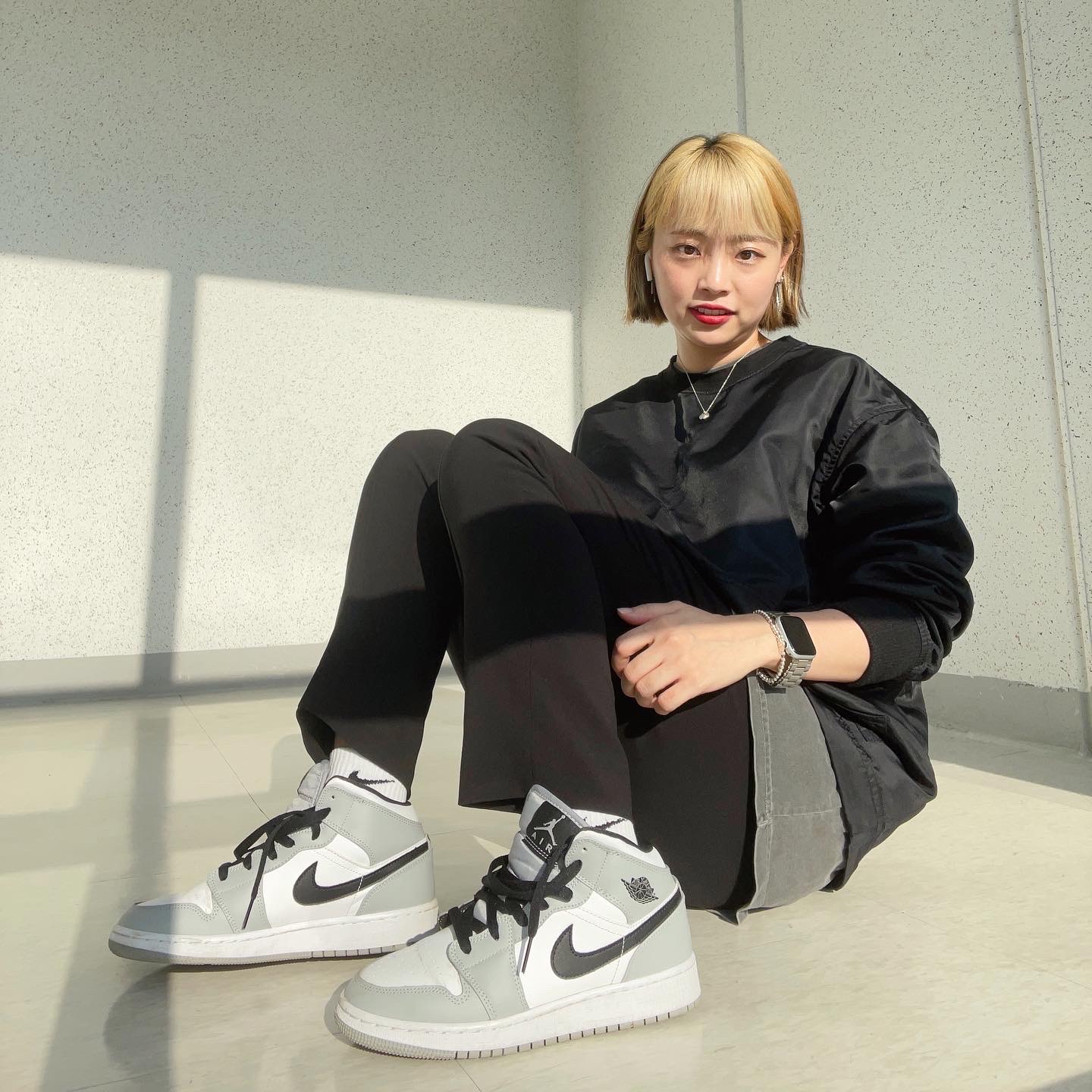 Jordan 1 Mid Light Smoke Grey, (GS) Jordan 1 Mid Light Smoke Grey 착용 스타일 - 3