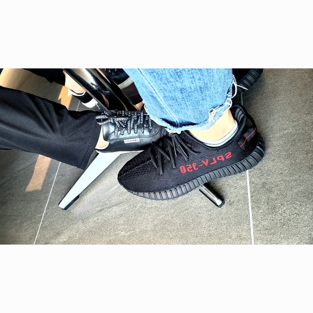 Adidas Yeezy Boost 350 V2 Black Red 2020, Adidas Yeezy Boost 350 V2 Black Red 2017 착용 스타일 - 1