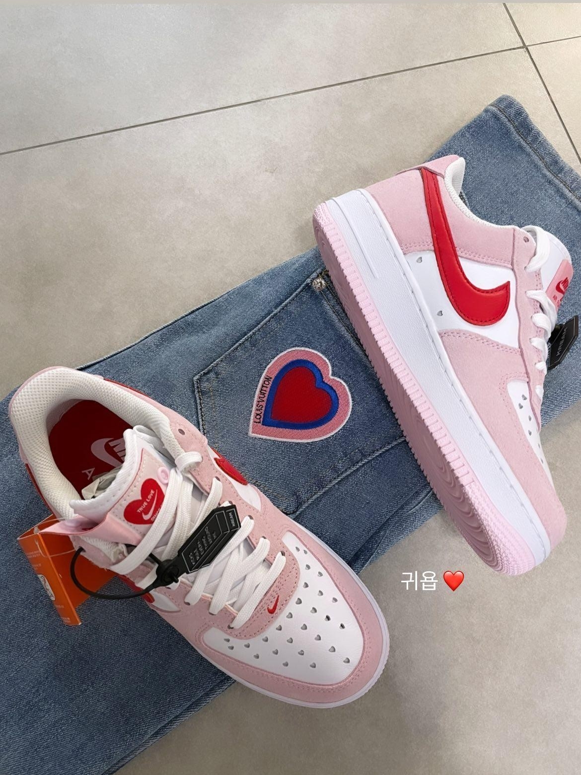Nike Air Force 1 '07 QS Valentine's Day 착용 스타일 - 3