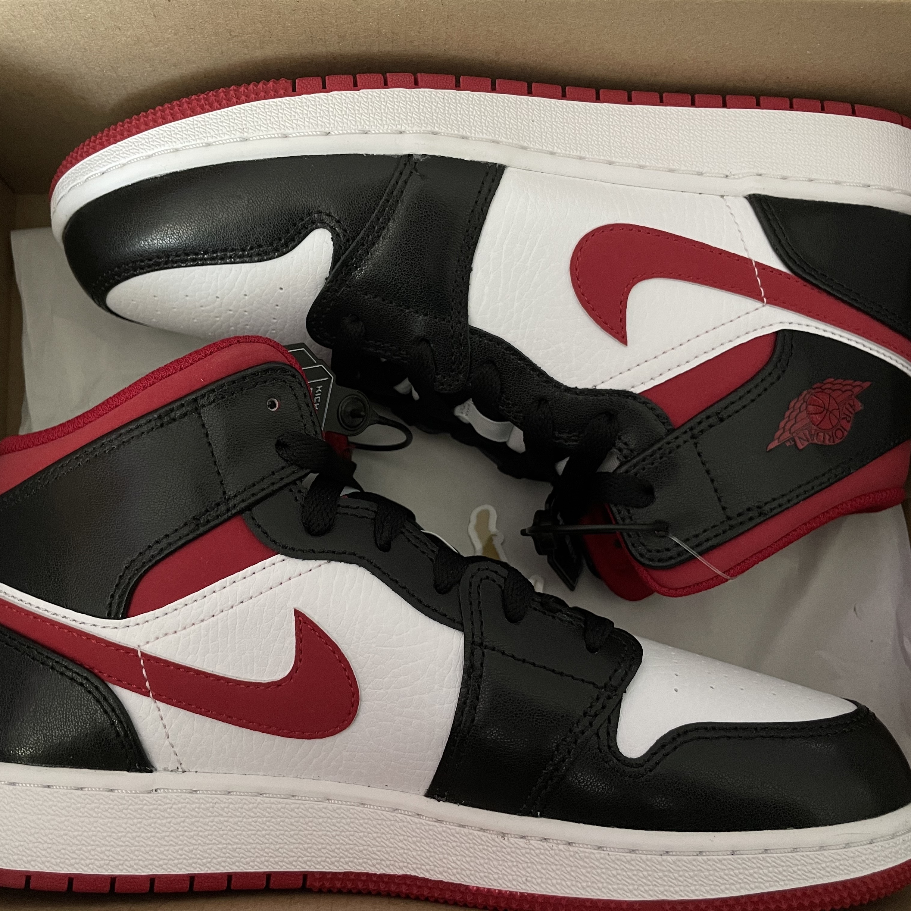 (GS) Jordan 1 Mid Gym Red Black White 착용 스타일