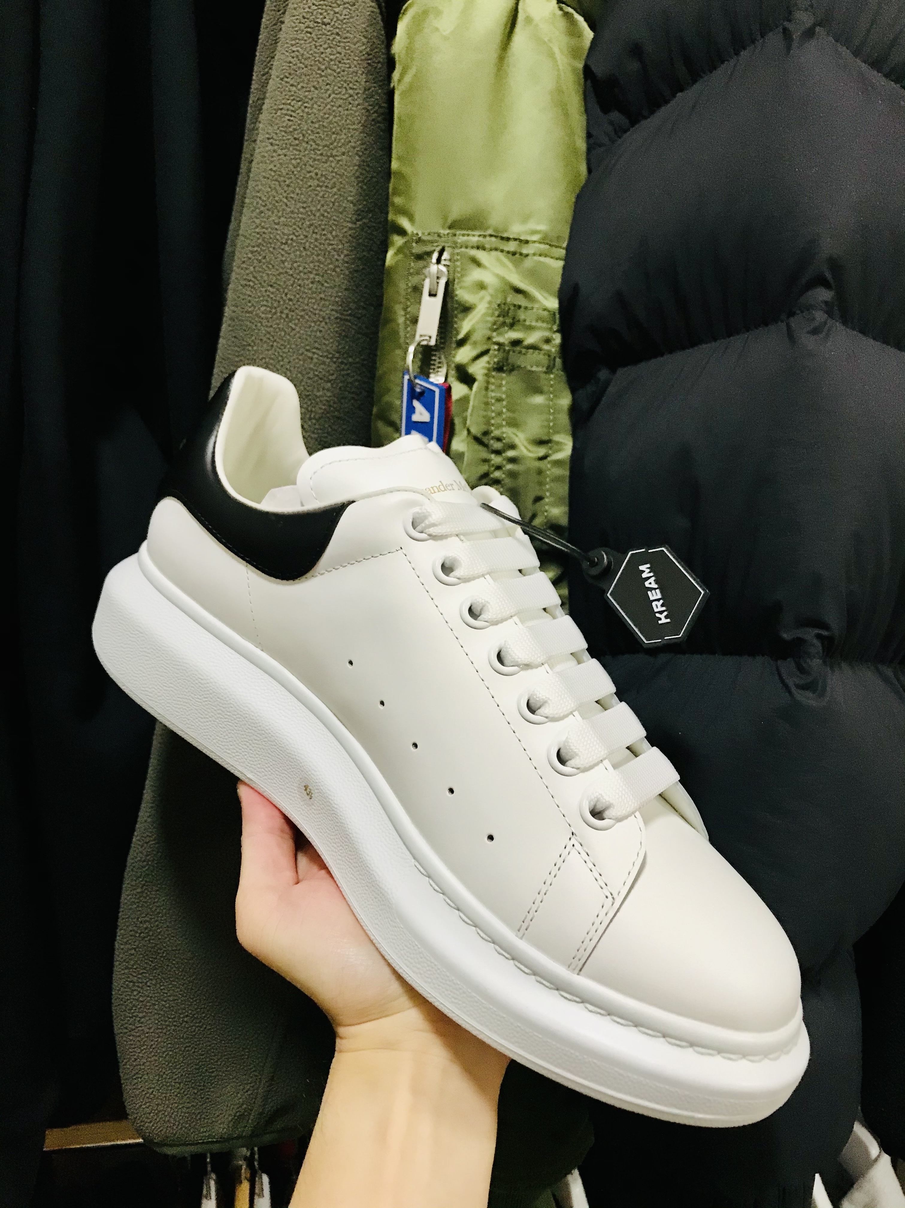 Alexander McQueen Oversized Sneakers White Black 착용 스타일 - 2