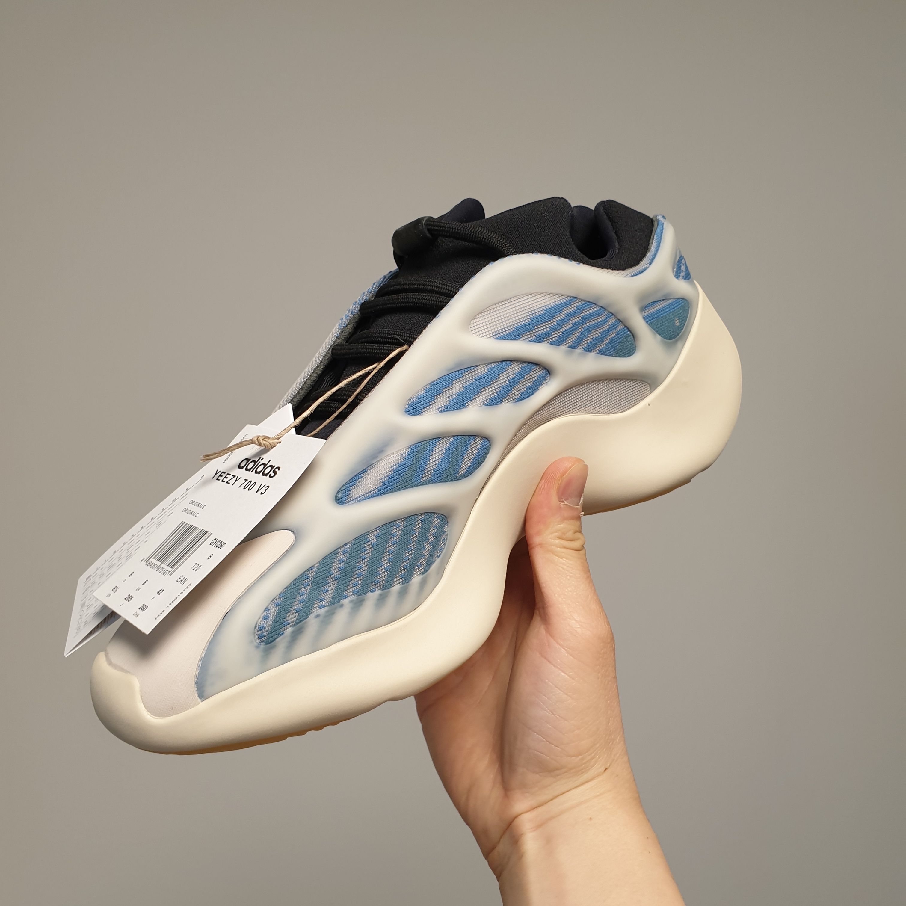 Adidas Yeezy 700 V3 Kyanite 착용 스타일 - 1