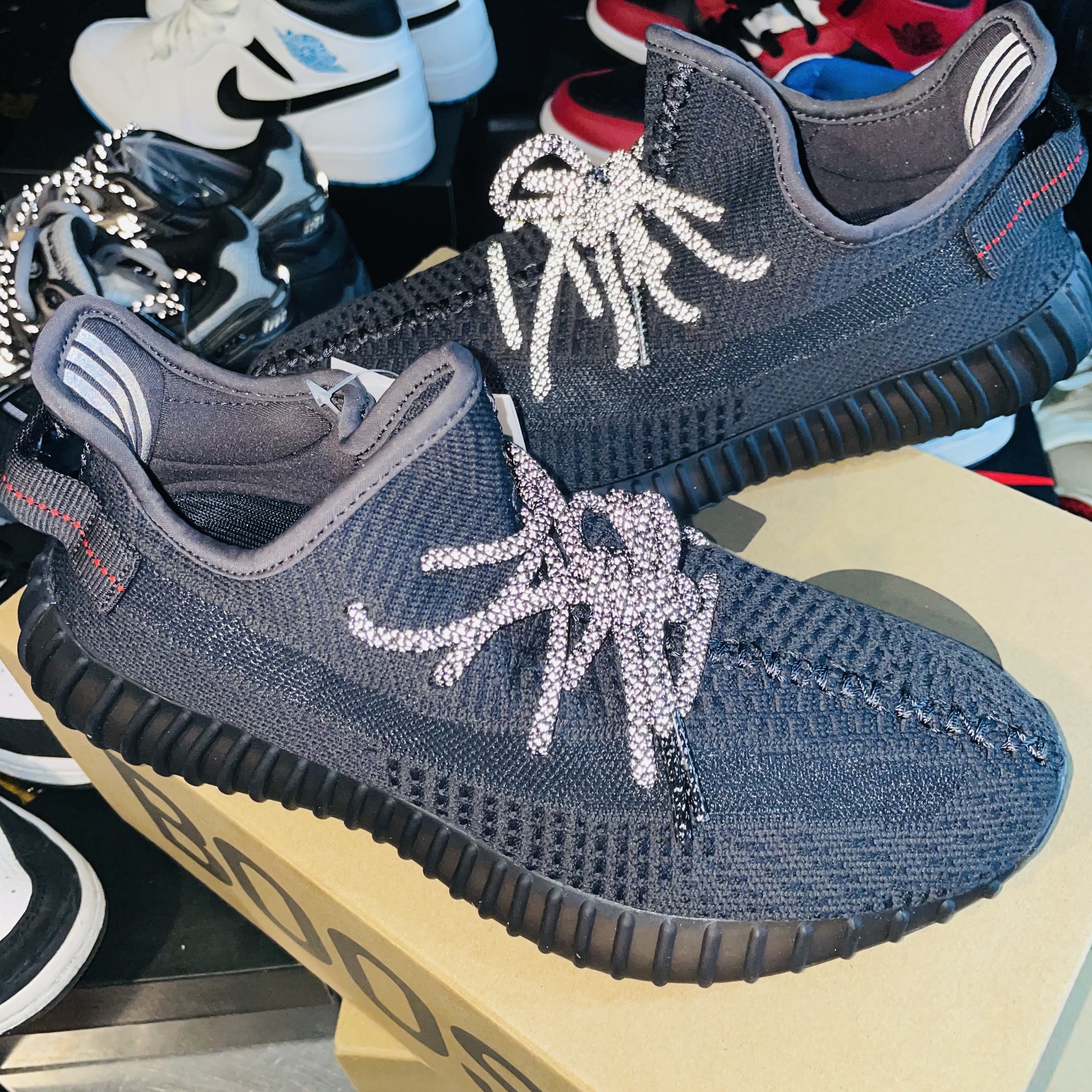 Adidas Yeezy Boost 350 V2 Black - Non-Reflective 착용 스타일 - 2