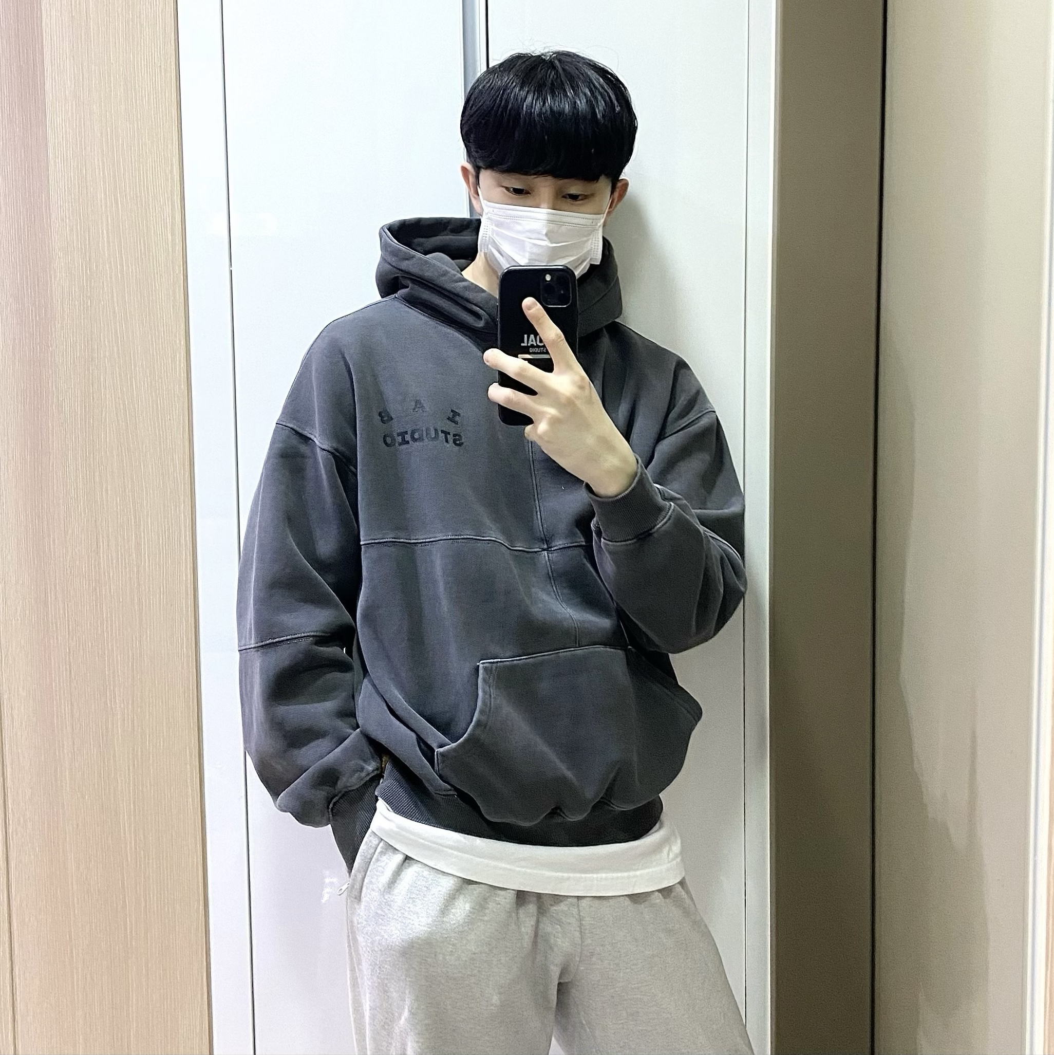 IAB Studio Blocked Pigment Hoodie Black 착용 스타일