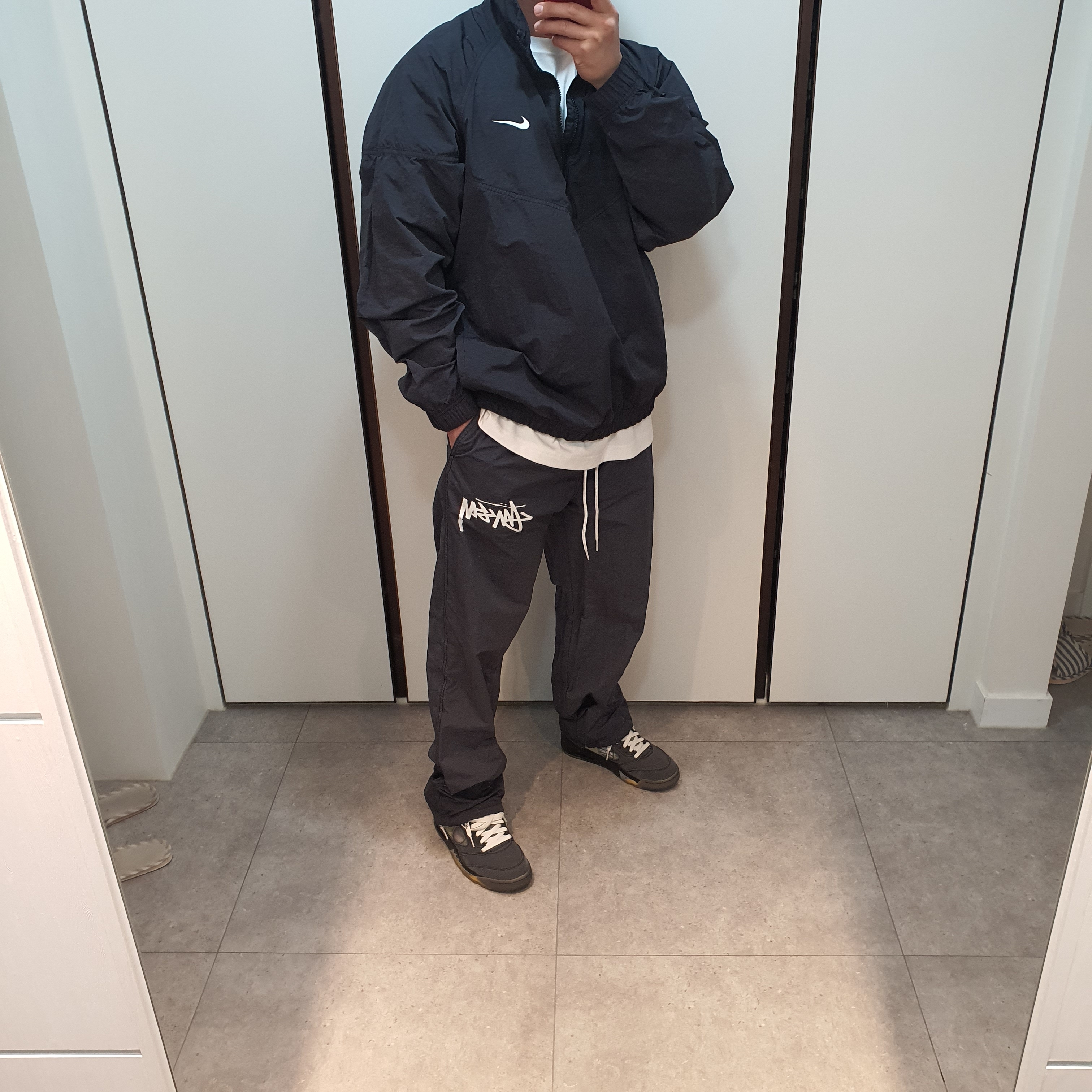 Nike x Stussy Windrunner Jacket Off Noir, Nike x Stussy Beach Pants Off Noir 착용 스타일