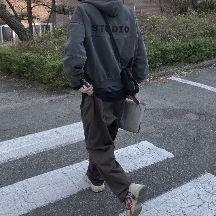 IAB Studio Blocked Pigment Hoodie Black 착용 스타일