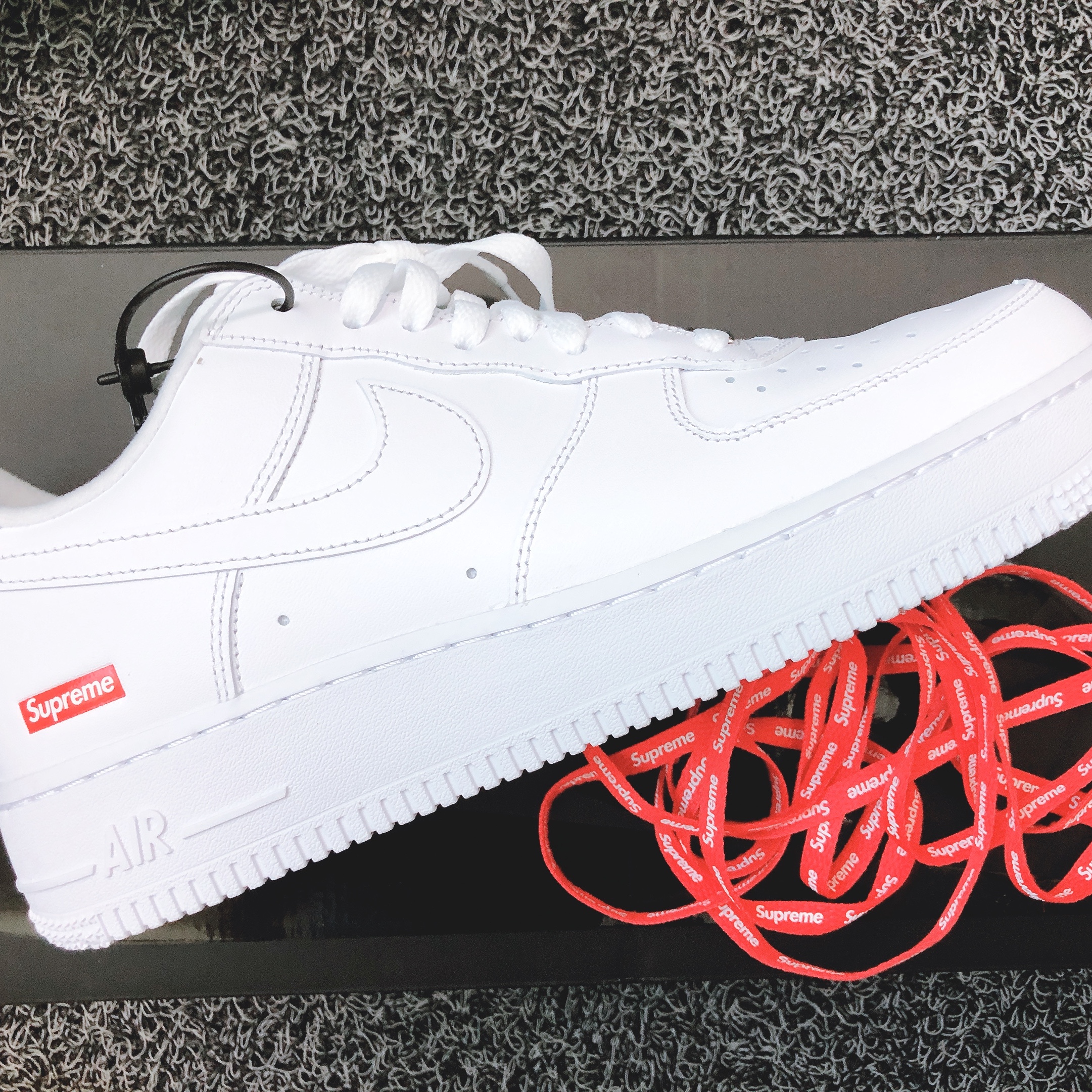 Nike x Supreme Air Force 1 Low White 착용 스타일 - 1
